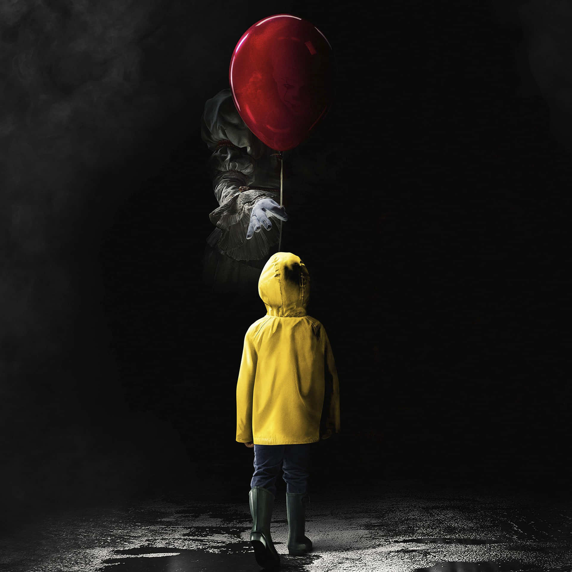 Pennywise 桌布 壁紙 — 一個穿著黃色雨衣的小孩在黑暗煙霧瀰漫的虛空中，面對一個拿著紅色氣球的可怕小丑。