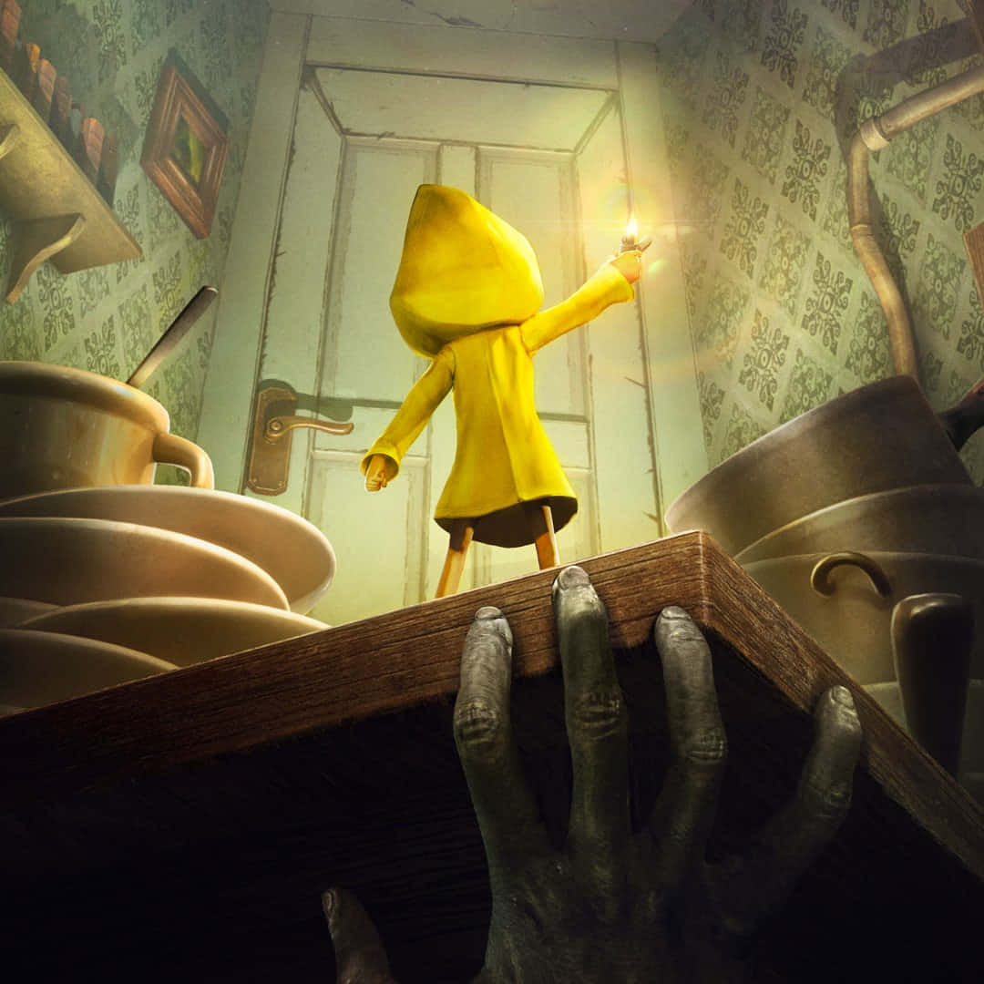 Yellow Raincoat 桌布 壁紙 — 一個穿著黃色雨衣的小孩拿著蠟燭，而一隻巨手抓住昏暗廚房中的抽屜。