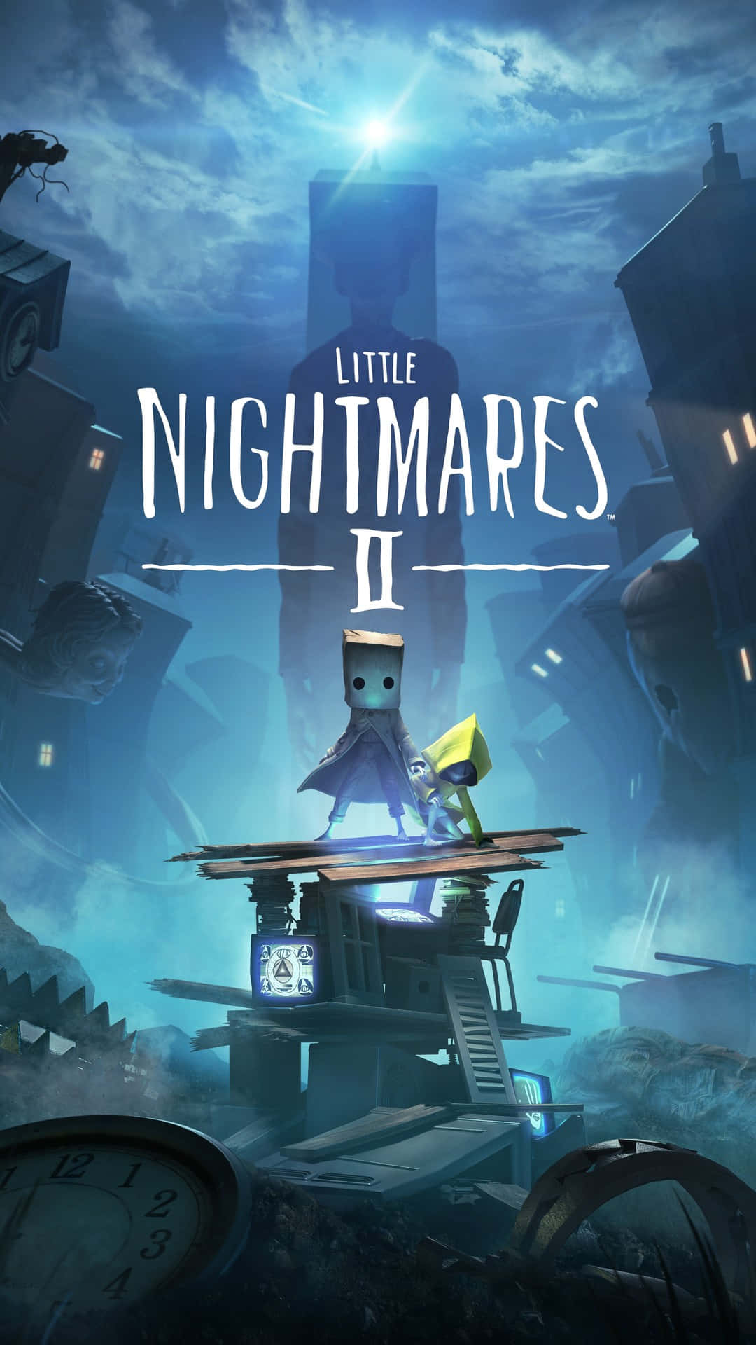 Little Nightmares 4K 桌布 壁紙 — 一個穿著黃色雨衣的小孩站在一個破損的平台上，在一個超現實、詭異的城市景觀中，在發光的月亮下。