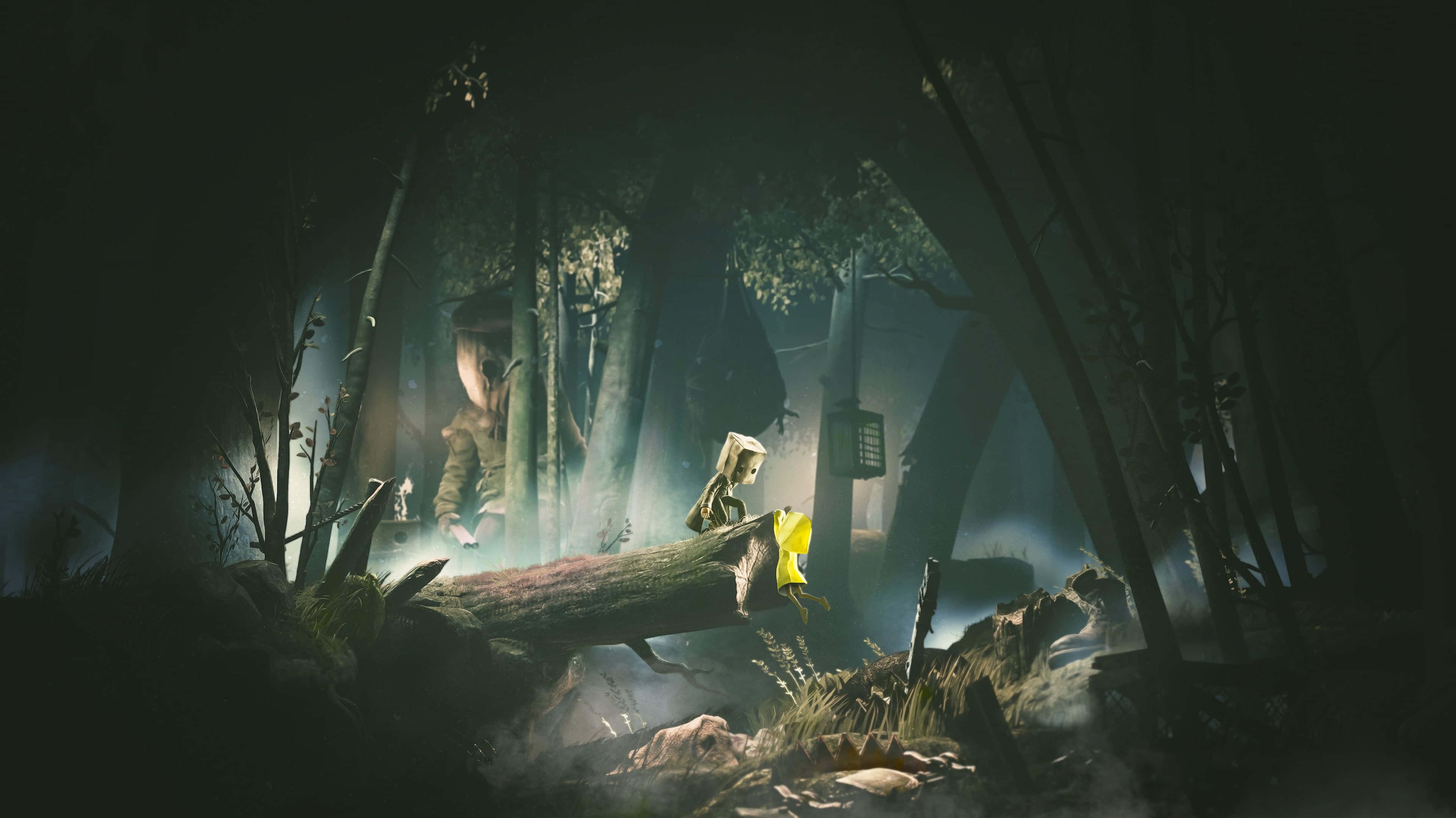 Little Nightmares 4K 桌布 壁紙 — 一個穿著黃色雨衣的小孩走過一個黑暗迷霧的森林，有高聳的樹木和詭異發光的燈籠。