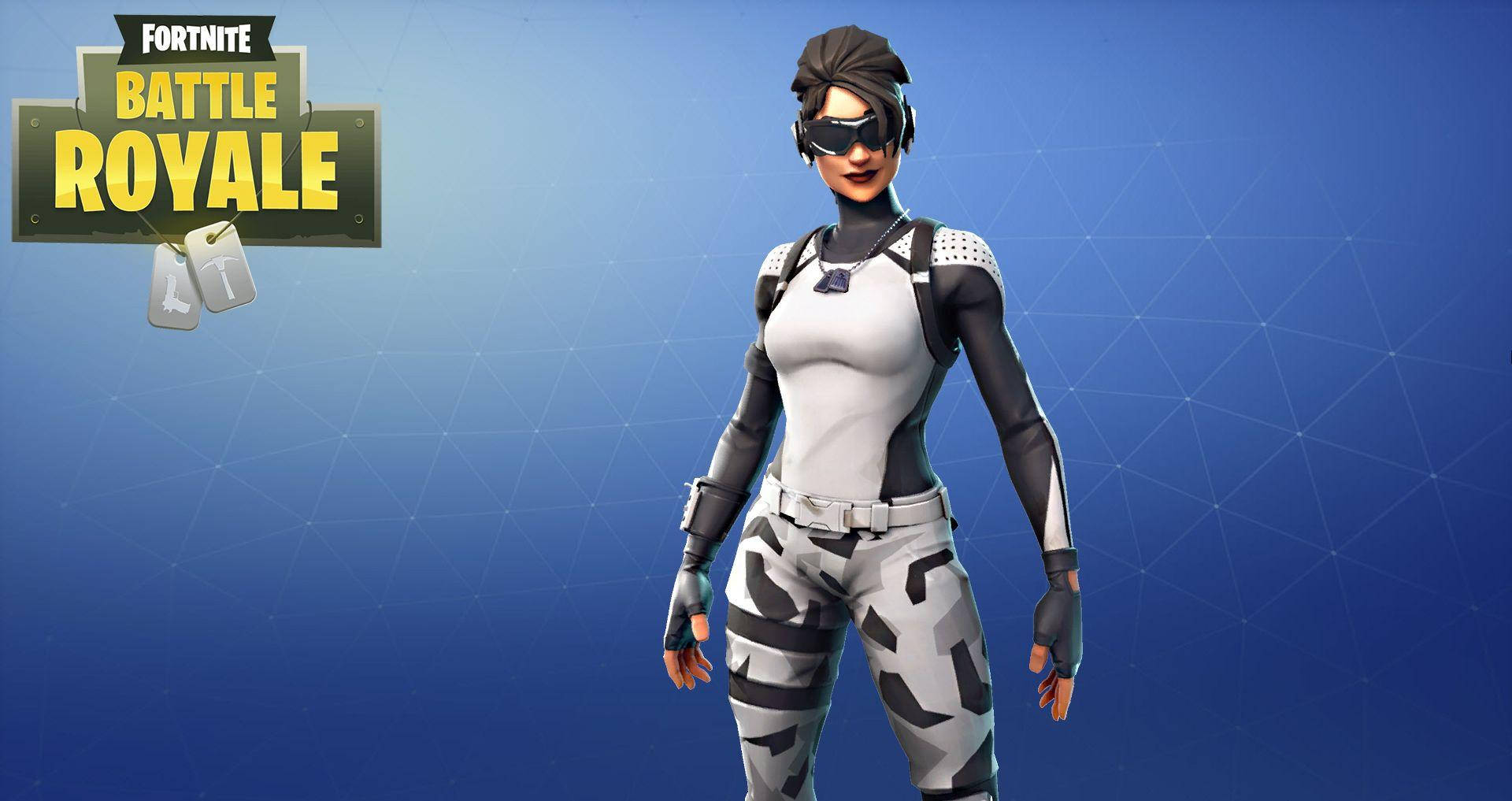 Fortnite Skins 桌布 壁紙 — 一個穿著黑白戰術裝備的 Fortnite Battle Royale 角色站在藍色幾何背景前。