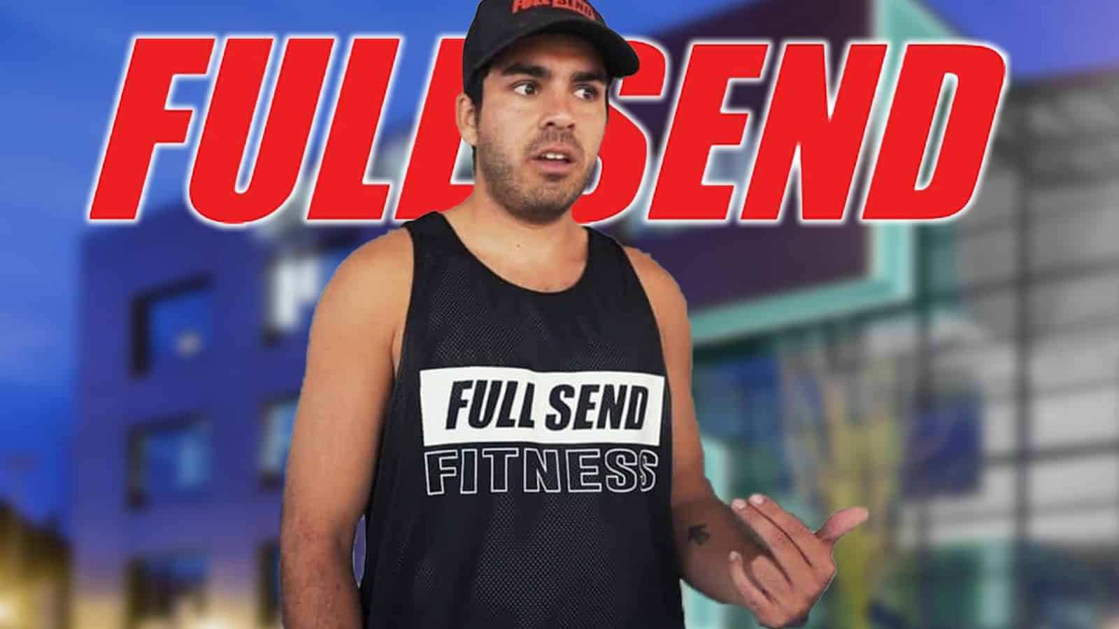 Full Send 桌布 壁紙 — 一個穿著黑色「FULL SEND FITNESS」背心和帽子的男人，在模糊的城市背景下，搭配粗體紅色文字，顯得驚訝。