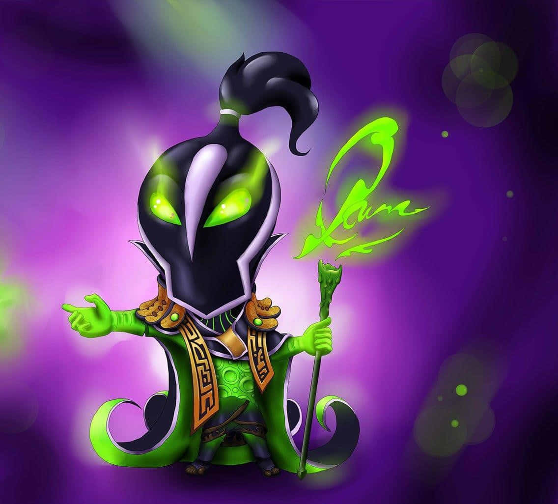 Rubick 桌布 壁紙 — 一個穿著黑色和綠色長袍、綠色眼睛的Q版巫師，在紫色神秘背景前施展發光的綠色魔法。