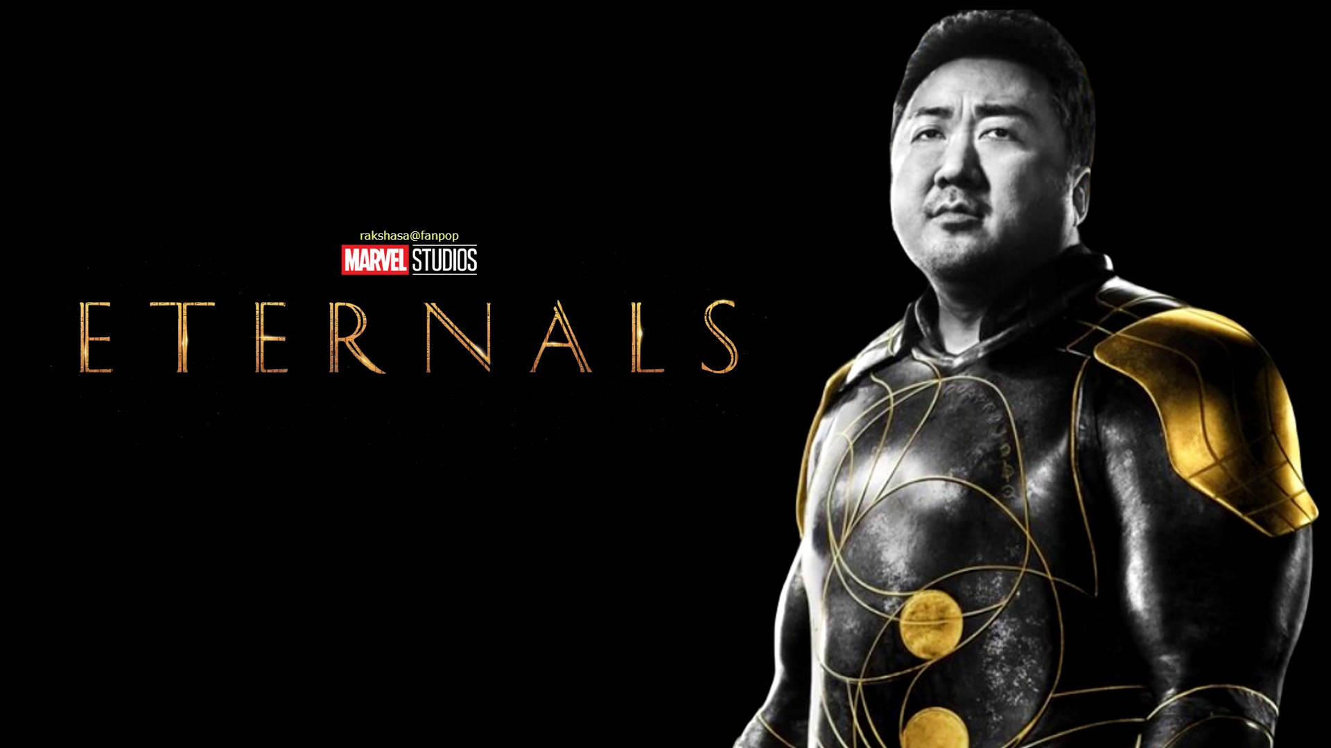 Eternals 桌布 壁紙 — 一個穿著黑色和金色裝甲套裝的男人站在黑色背景前，金色文字寫著Eternals。