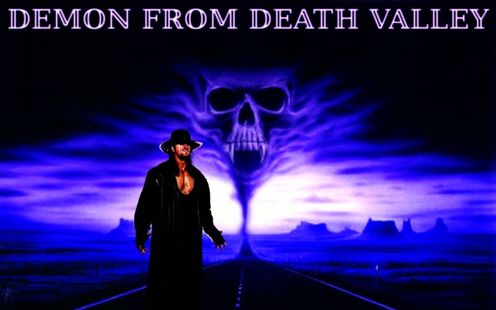 Undertaker 桌布 壁紙 — 一個穿著黑色外套和帽子的威脅人物站在沙漠公路上，一個發光的紫色頭骨從死亡谷上空的暴風雨中出現。