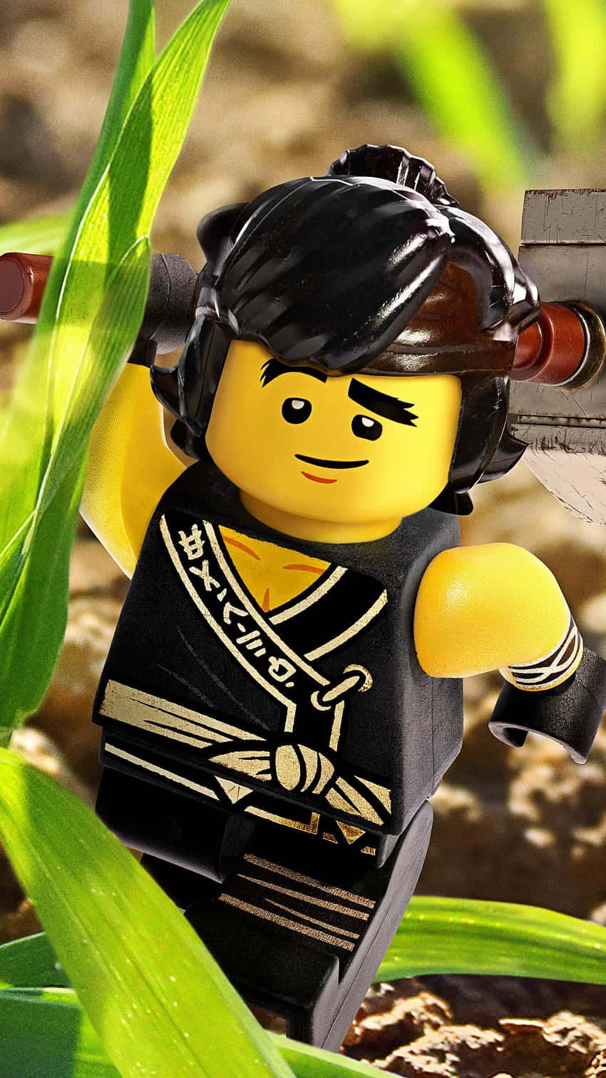 Animated 桌布 壁紙 — 一個穿著黑色忍者裝備的LEGO旋風忍者角色，帶著堅定的表情站在充滿活力的綠色草地上。