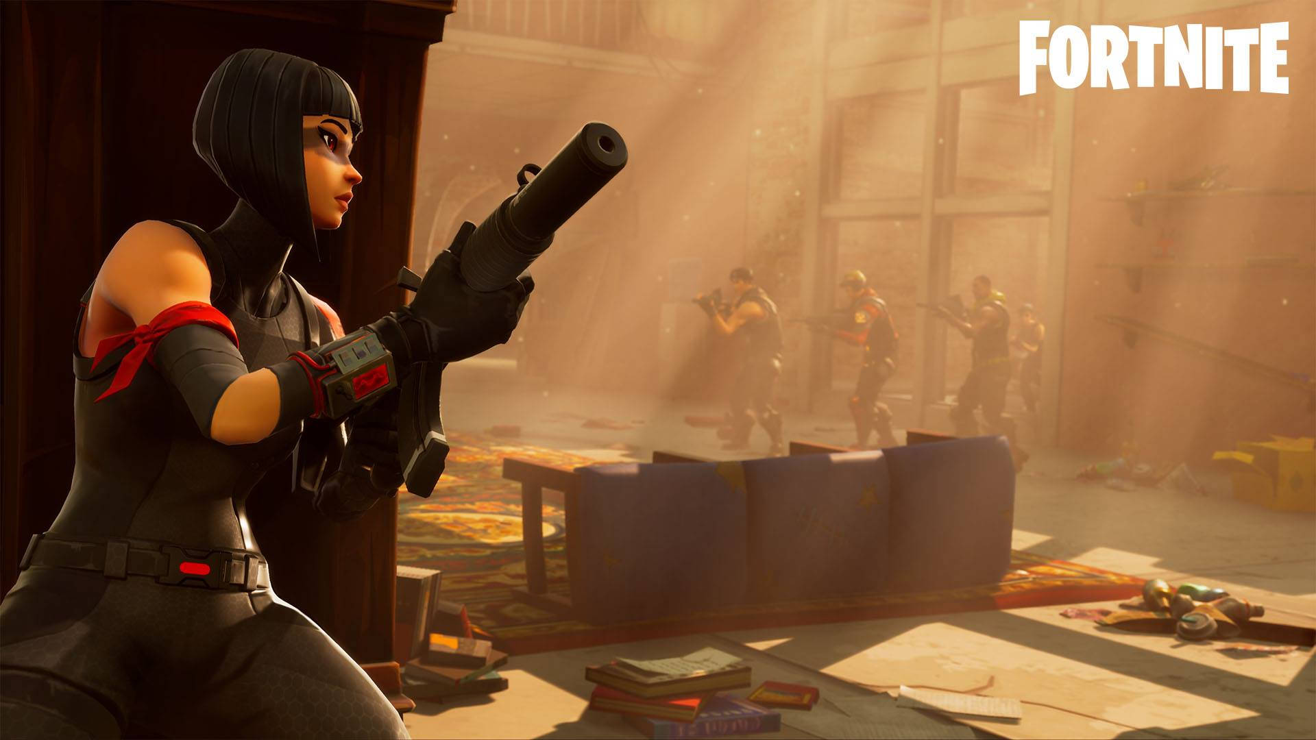 桌布 壁紙 — 一個穿著黑色戰術裝備的Fortnite角色在佈滿灰塵、陽光照耀的房間中瞄準武器，背景有其他玩家。