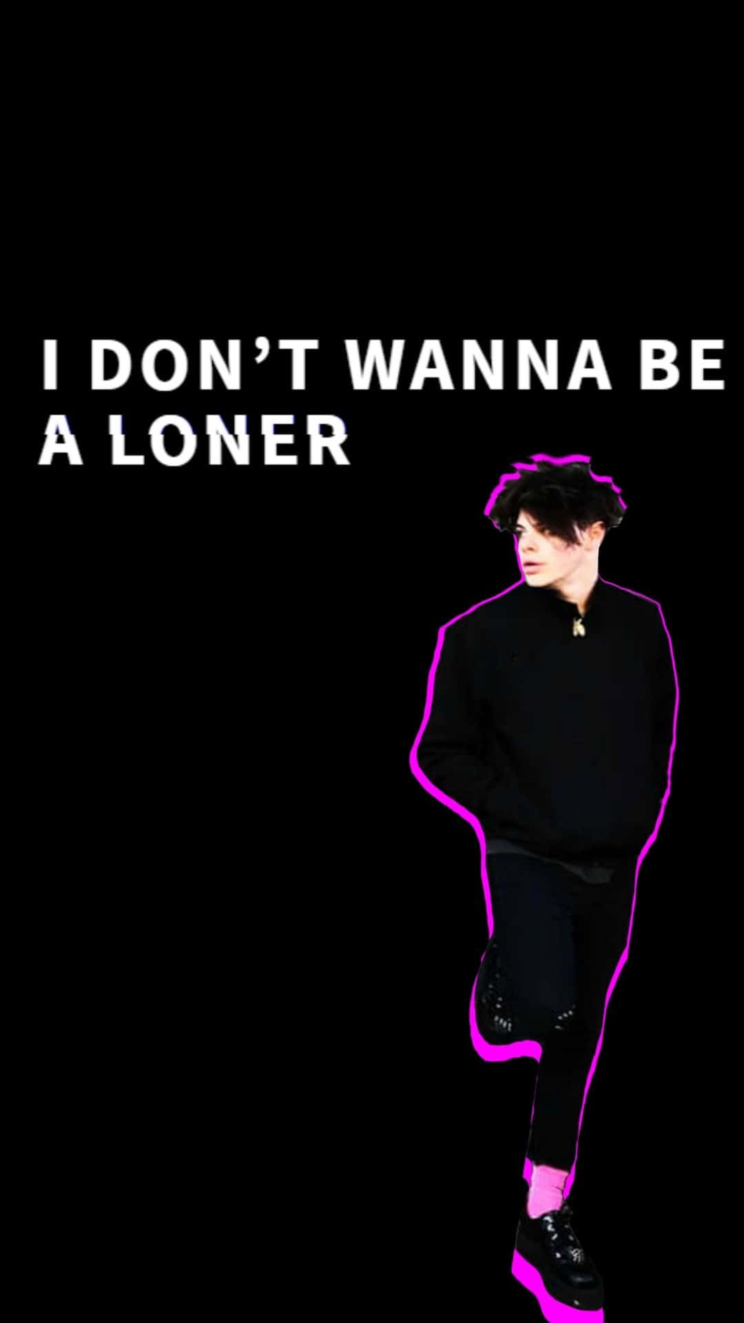 Loner 桌布 壁紙 — 一個穿著黑色服裝、帶有發光紫色輪廓的人站在黑色背景前，上方有粗體白色文字寫著 I DON'T WANNA BE A LONER。