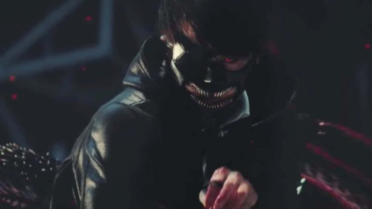 Tokyo Ghoul Movie 桌布 壁紙 — 一個穿著黑色皮夾克、戴著猙獰面具、擁有發光紅眼和尖牙的威脅性身影，在黑暗的工業環境中若隱若現。