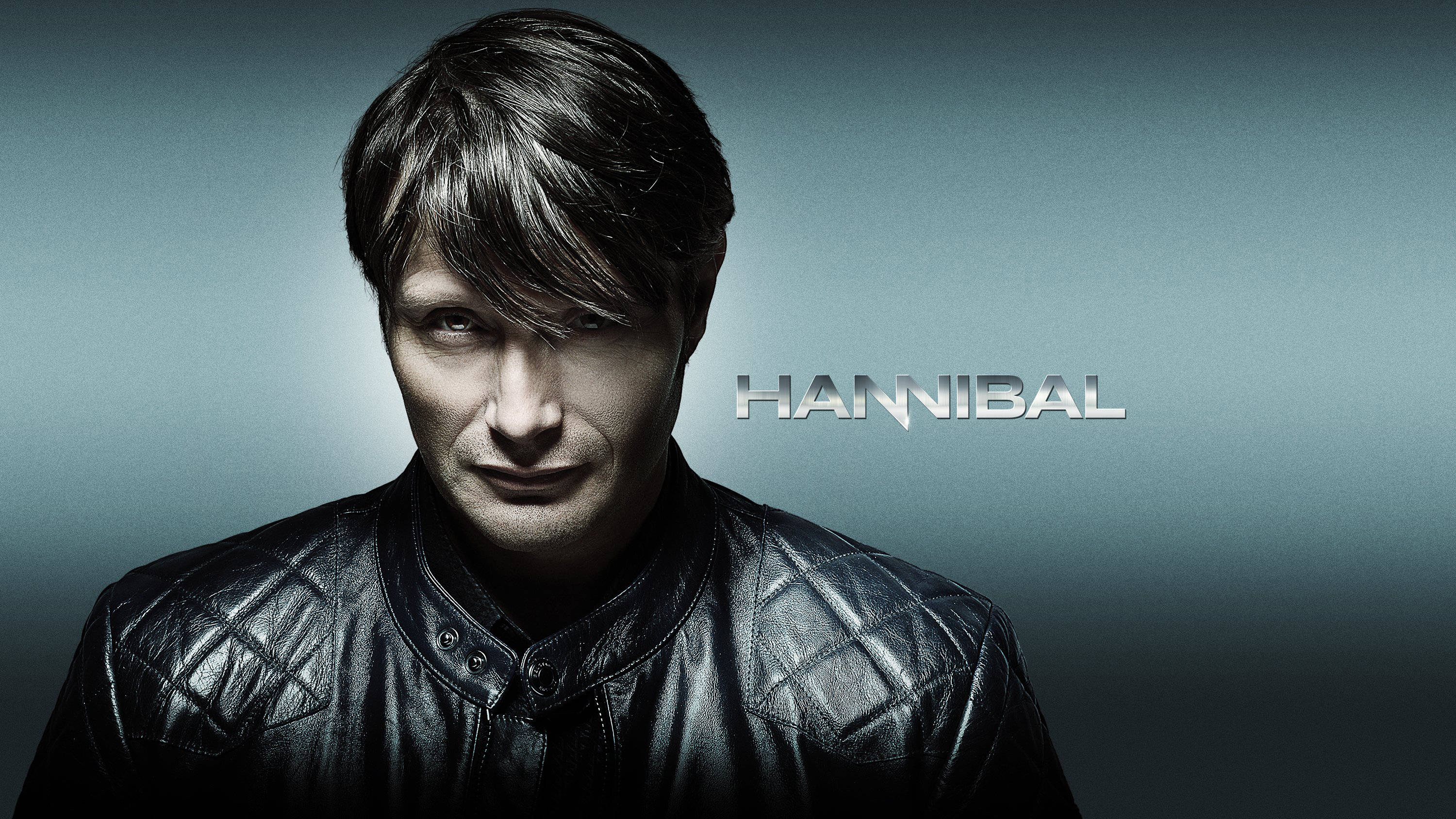 Hannibal 桌布 壁紙 — 一個穿著黑色皮夾克的男人，在清涼的藍色漸變背景上，凝視著銀色文字「HANNIBAL」。