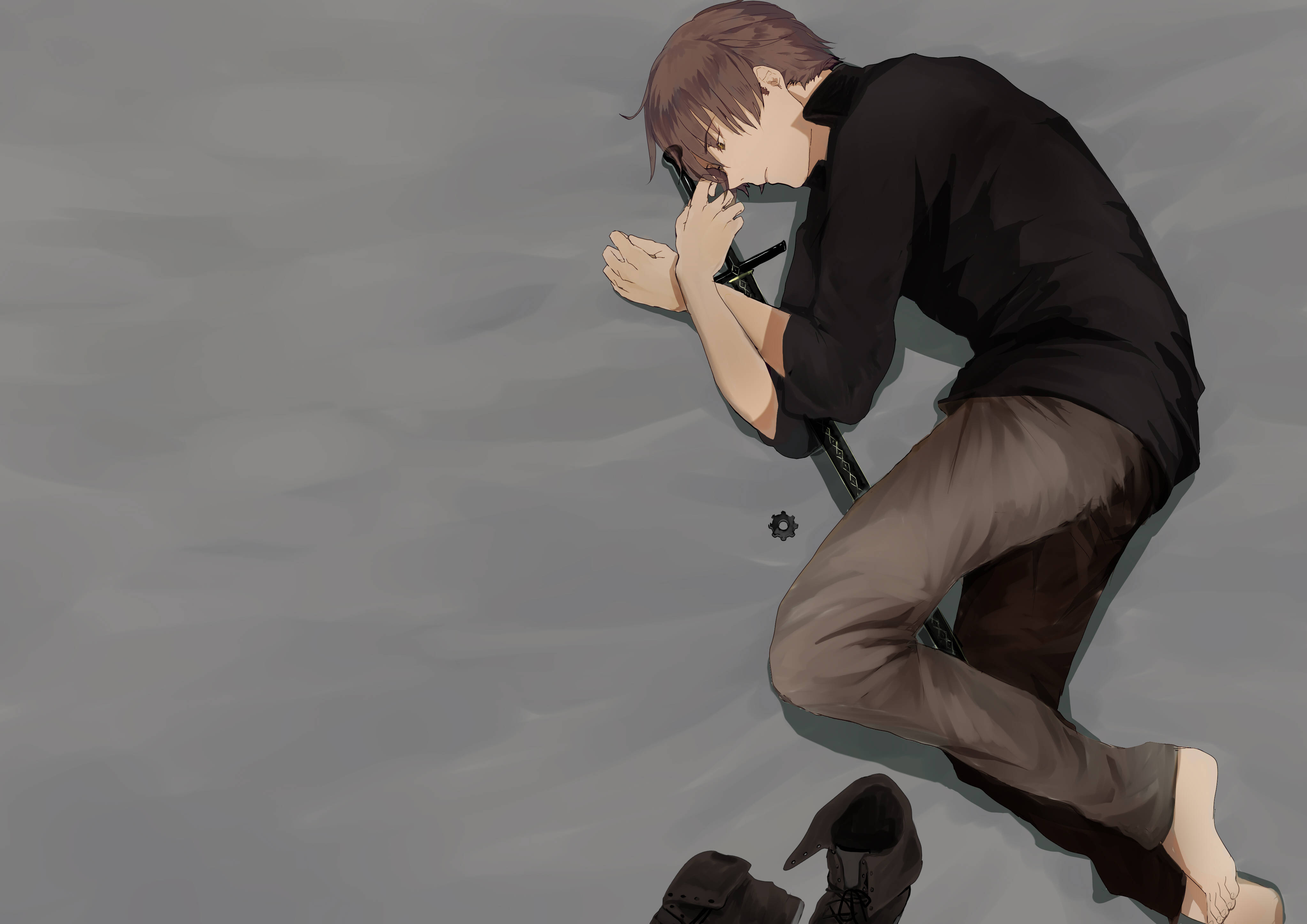 憂鬱動漫男孩 桌布 壁紙 — 一個穿著黑色襯衫的動漫男孩跪在灰色地板上，赤腳拿著劍，附近有靴子。