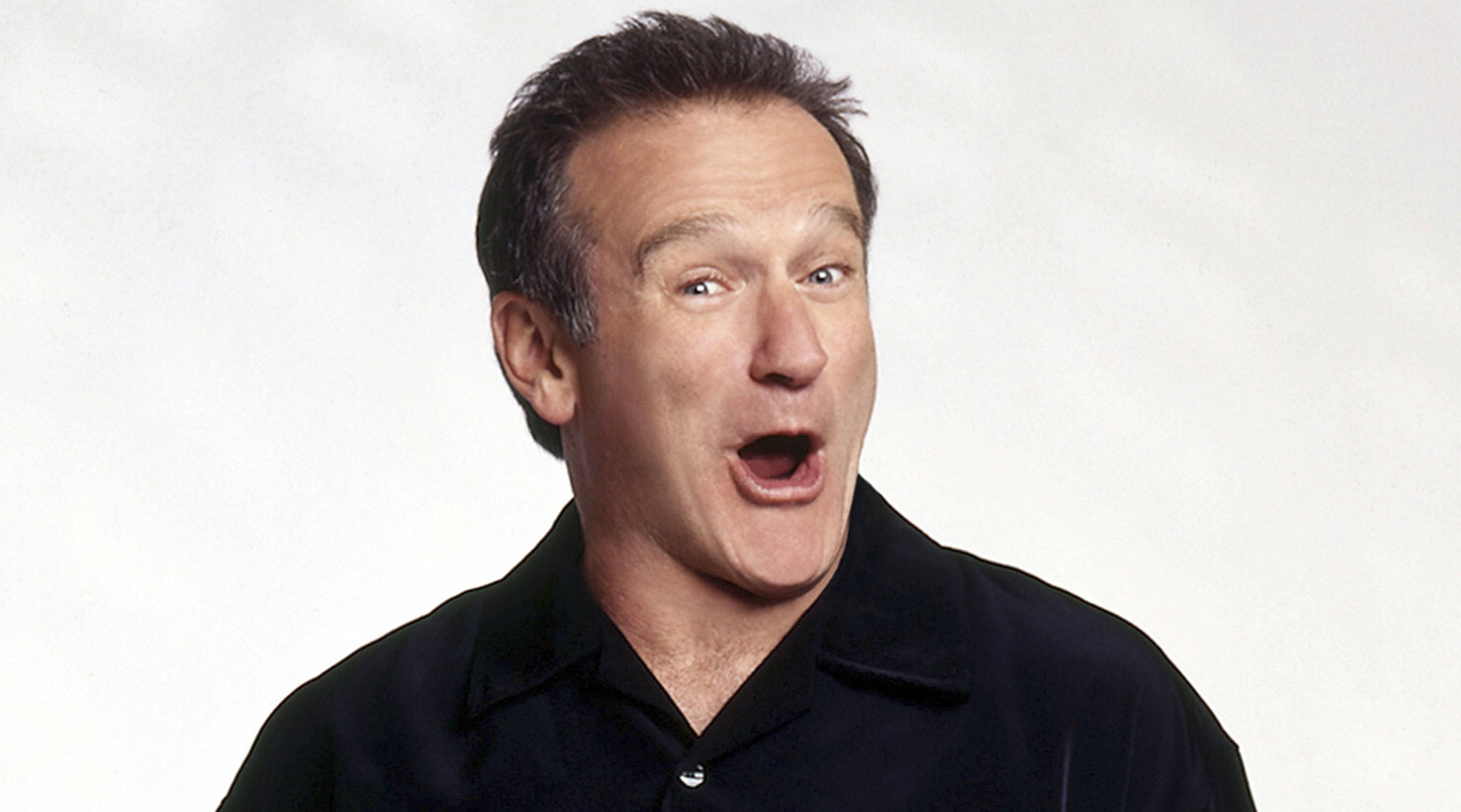 Celebrity 桌布 壁紙 — 一個穿著黑色襯衫的男人，在純白色背景前驚訝地張大嘴巴。