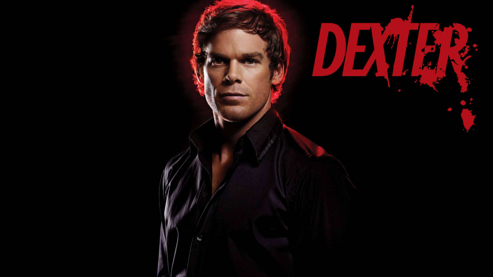 穿黑色襯衫的男人，紅色燈光和「Dexter」文字。 — 神秘 壁紙