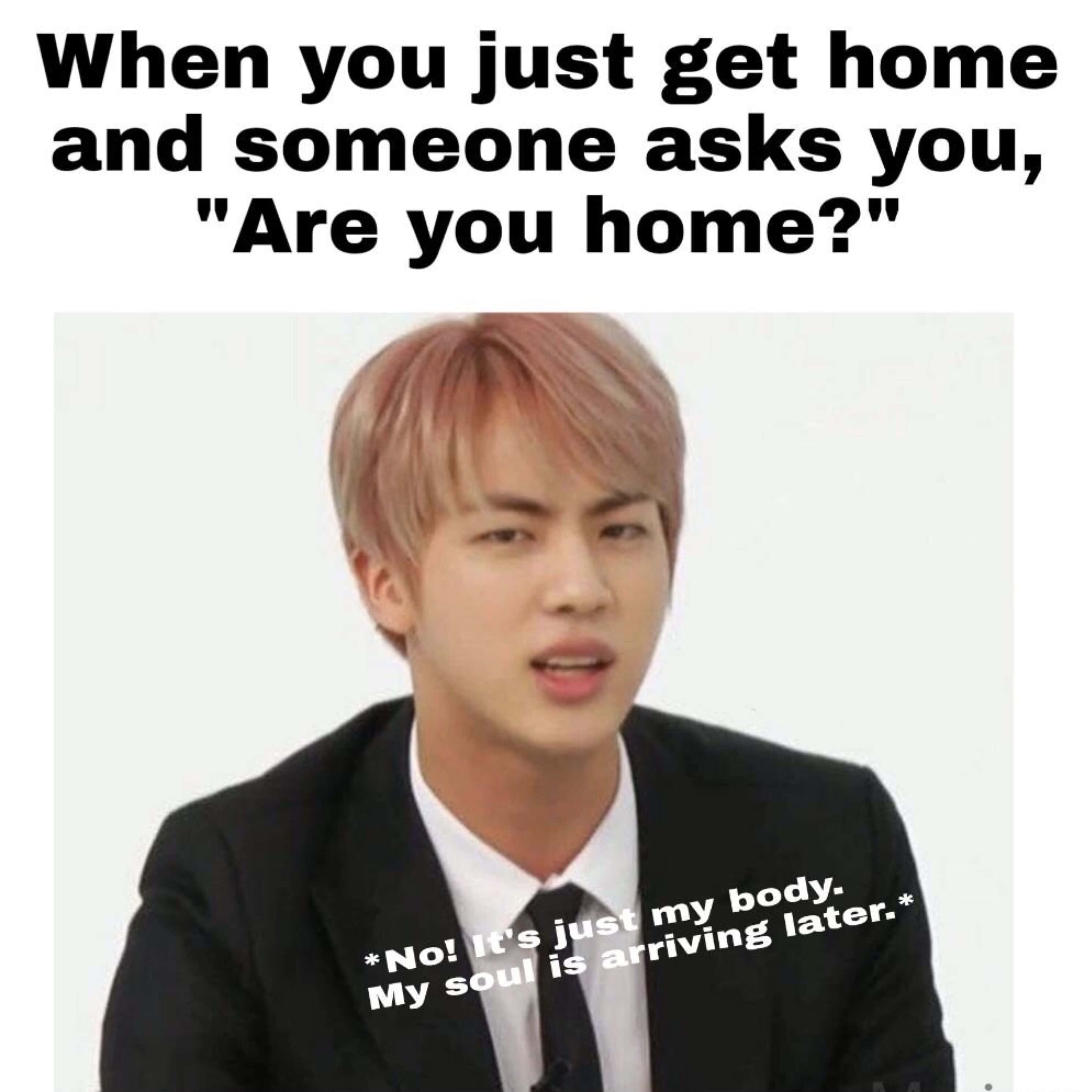 Bts Meme 桌布 壁紙 — 一個穿著黑色西裝、粉紅色頭髮的男人看起來很驚訝，文字幽默地宣稱他的靈魂稍後才會到達。