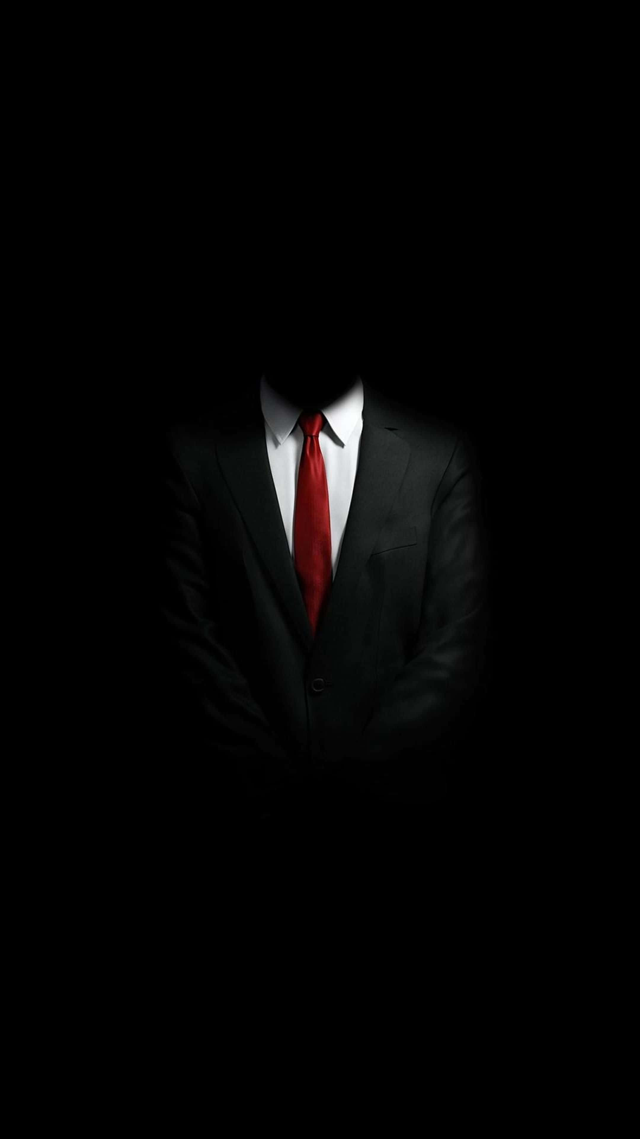 Men 桌布 壁紙 — 一個穿著黑色西裝和紅色領帶的人物站在完全黑暗中，沒有可見的臉，營造出詭異神秘的氣氛。