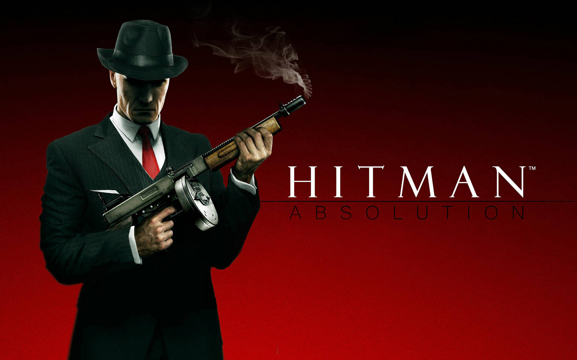 hitman absolution HD 桌布 壁紙 — 一個穿著黑色西裝和軟呢帽的男人，手持冒煙的衝鋒槍，背景是深紅色，並有「Hitman Absolution」文字。