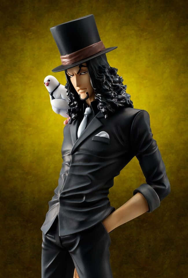 Rob Lucci 桌布 壁紙 — 一個穿著黑色西裝和高帽的男人的詳細動漫人偶，一隻白鴿棲息在他的肩膀上，背景是紋理金色。
