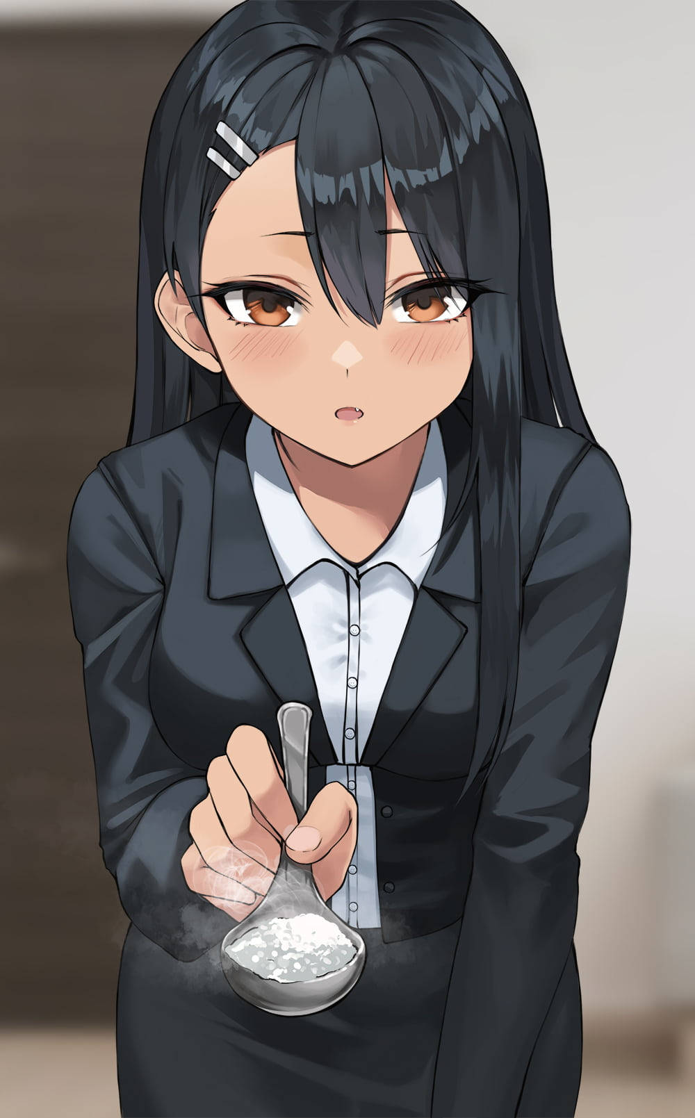 Nagatoro 桌布 壁紙 — 一個穿著黑色西裝的年輕動漫女孩，用湯匙舀起一匙冒著蒸氣的白粉，露出驚訝的表情。
