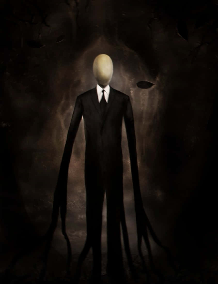 Creepypasta 桌布 壁紙 — 一個穿著黑色西裝的高瘦身影，空白白色的臉，站在一個黑暗陰森的森林中，樹葉飄浮。