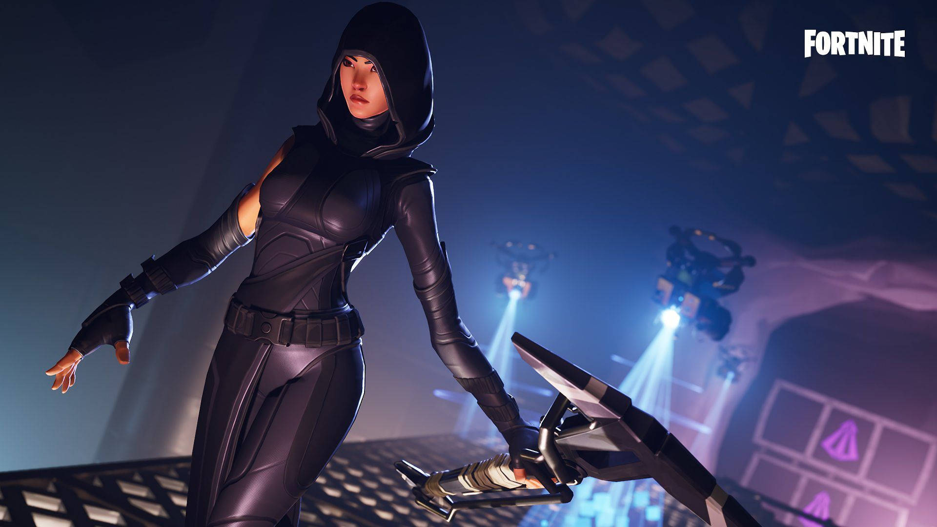 Fortnite iPad 桌布 壁紙 — 一個穿著黑色連帽套裝的Fortnite角色在發光的藍色舞台燈光下手持武器站立。