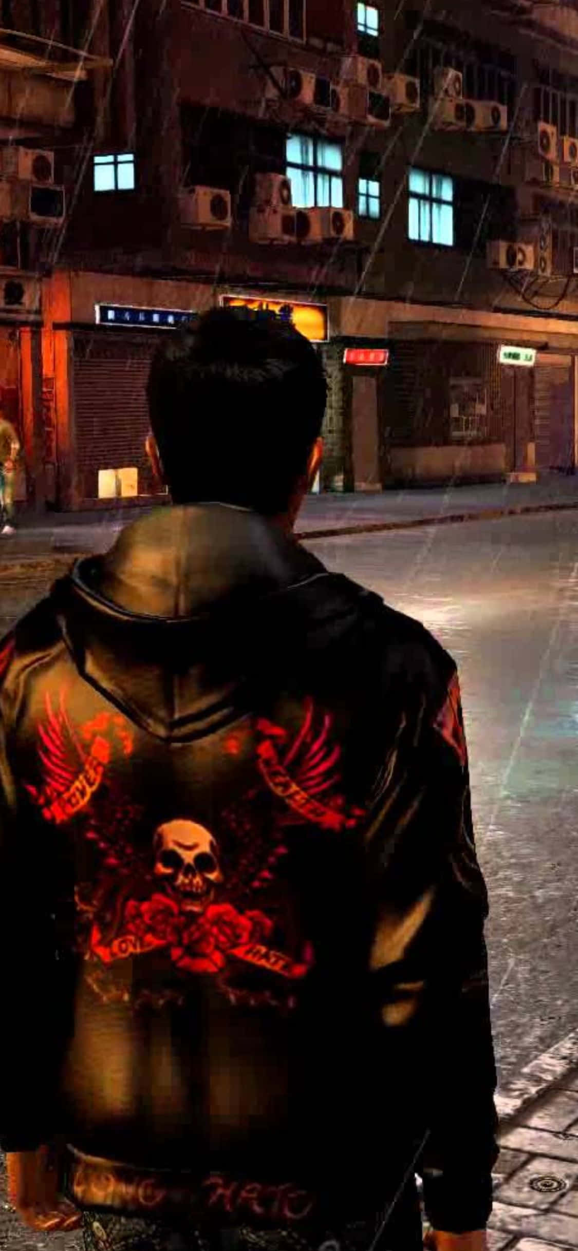Leather Jacket 桌布 壁紙 — 一個穿著黑色連帽衫、帶有紅色骷髏翅膀的人，獨自站在夜晚雨中的霓虹燈城市街道上。