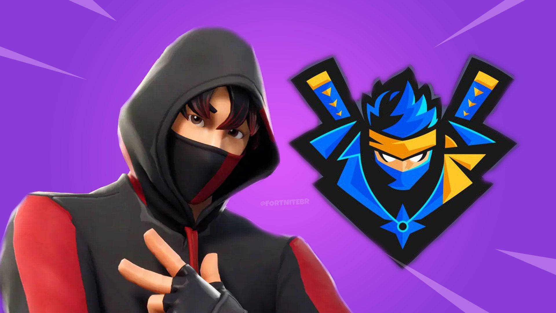 Ninja Fortnite 桌布 壁紙 — 一個穿著黑色連帽衫、帶紅色點綴的《要塞英雄》忍者角色，在充滿活力的紫色背景上，於藍黃相間的忍者標誌旁邊比出和平手勢。