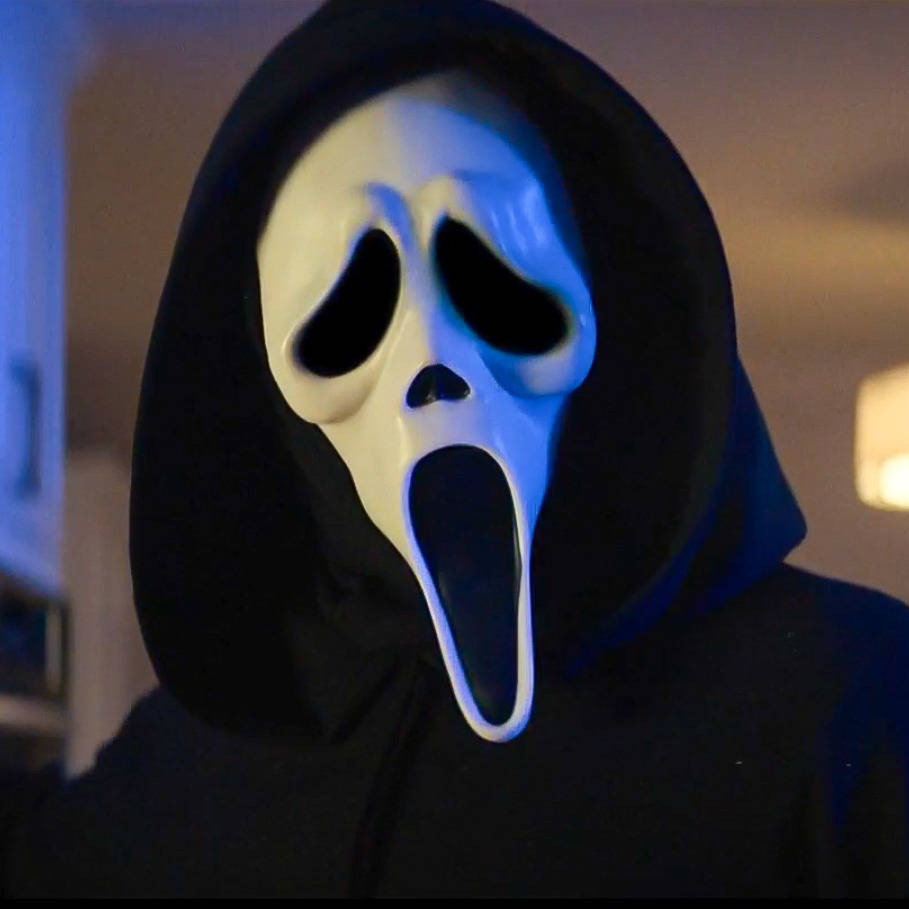 Ghostface 桌布 壁紙 — 一個穿著黑色連帽衫的人戴著一個白色鬼面具，有寬大的黑色眼孔和張開的嘴巴，在藍色燈光下。