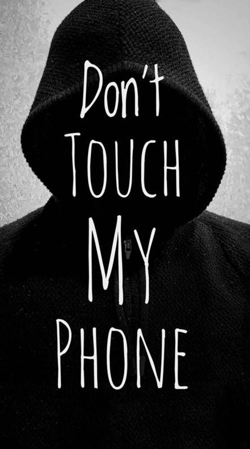 iPhone 桌布 壁紙 — 一個穿著黑色連帽衫的人物，在紋理灰色背景上以粗體白色文字宣示「不要碰我的手機」。