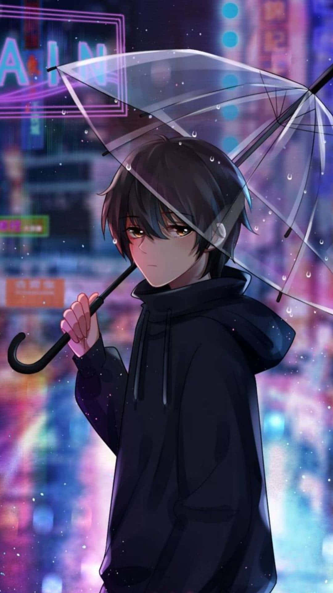 Dark Anime Boy 桌布 壁紙 — 一個穿著黑色連帽衫的年輕動漫男孩，在夜晚充滿活力的霓虹燈城市景觀中撐著透明雨傘。