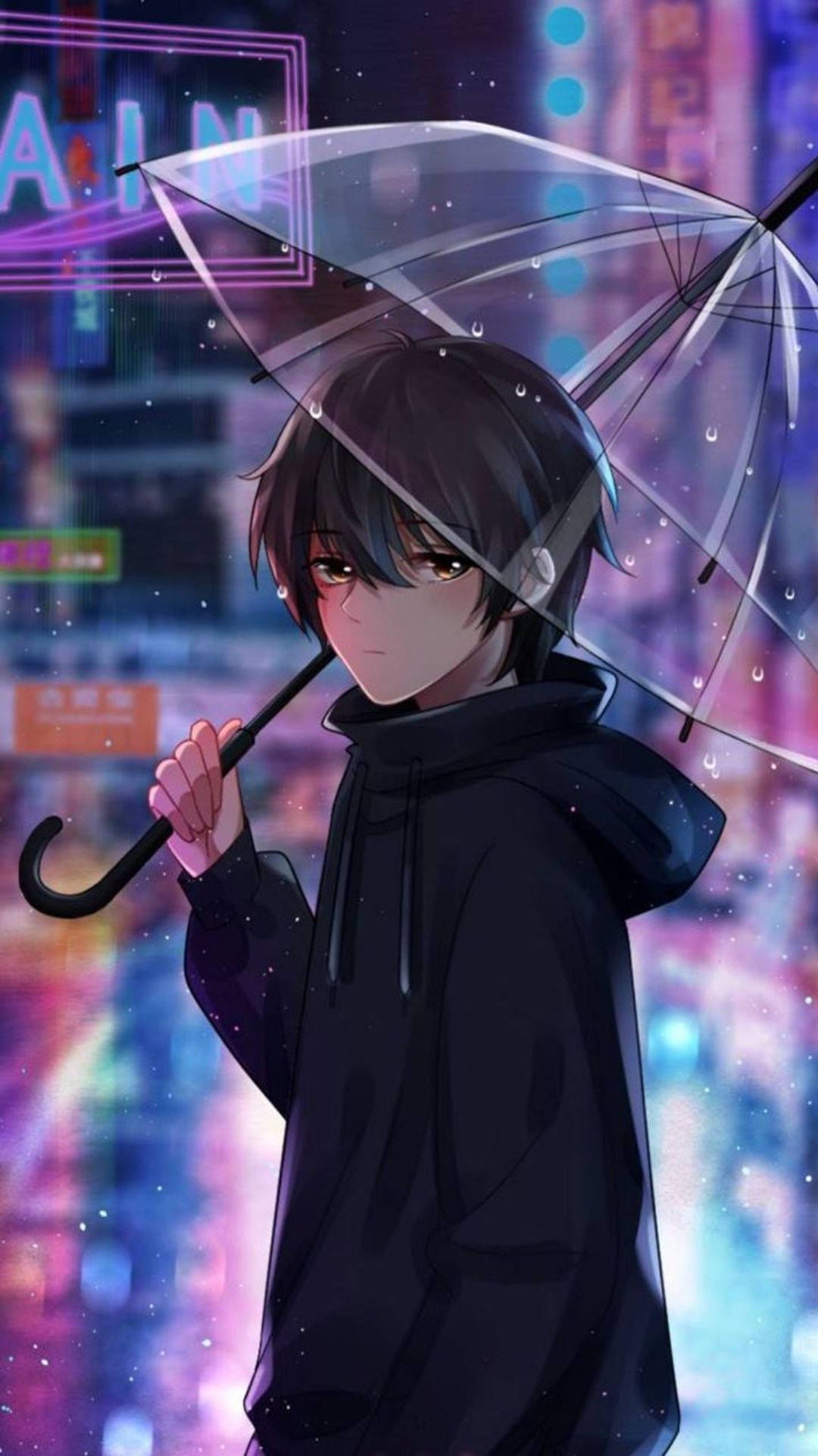 桌布 壁紙 — 一個穿著黑色連帽衫的年輕動漫男孩，在夜晚充滿活力的霓虹燈城市景觀中撐著透明雨傘。