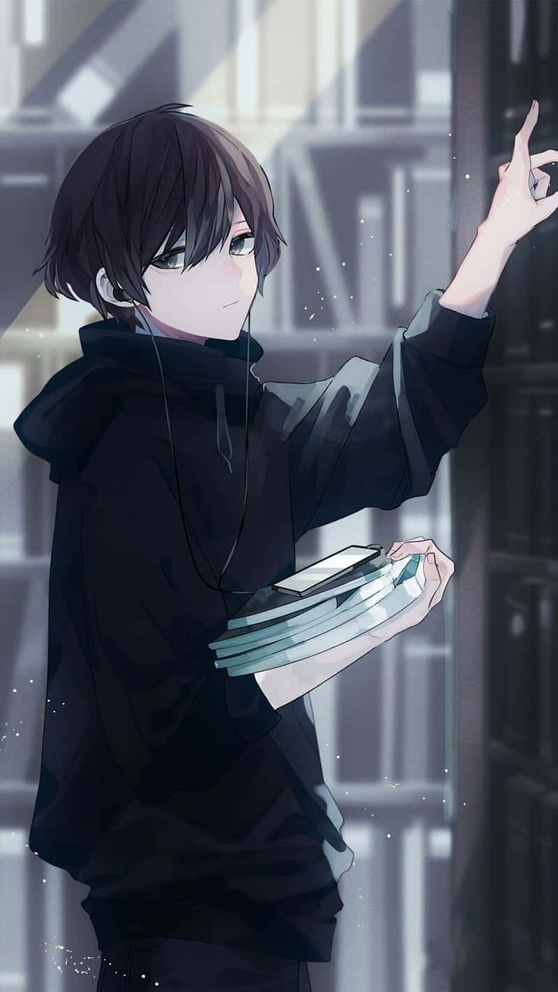 Dark Anime Boy 桌布 壁紙 — 一個穿著黑色連帽衫的年輕動漫男孩，在現代都市環境中拿著書本並向上指，同時戴著耳機。
