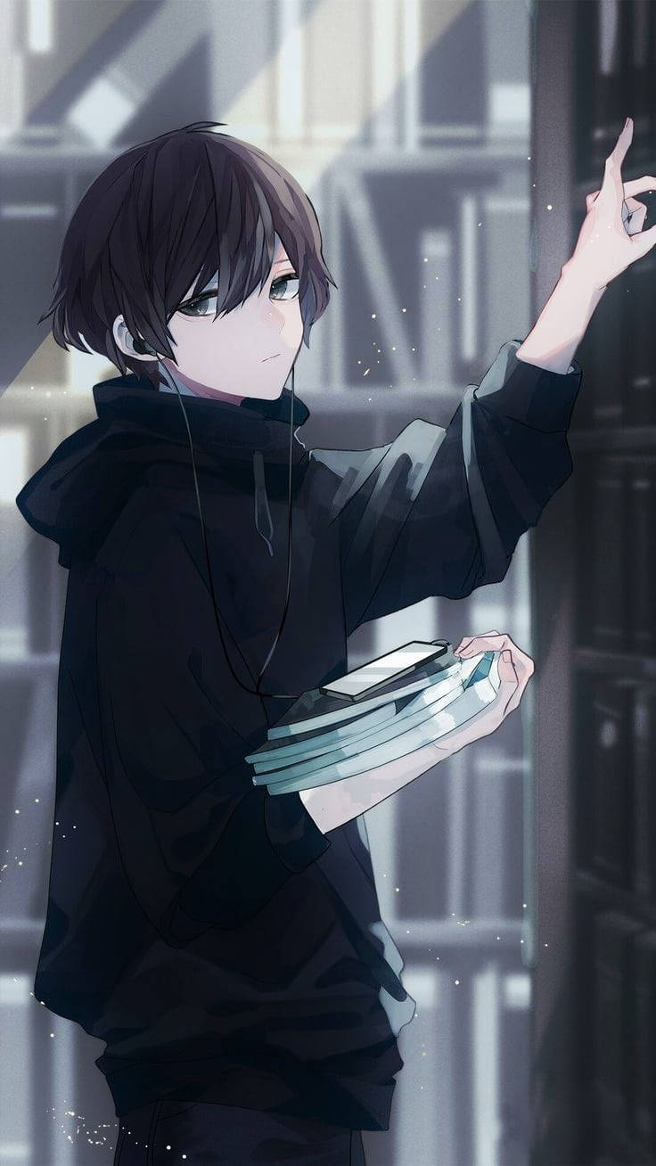 可愛的動漫角色 桌布 壁紙 — 一個穿著黑色連帽衫的年輕動漫男孩，在柔和光線的城市環境中，拿著書本並冷靜地向上指。