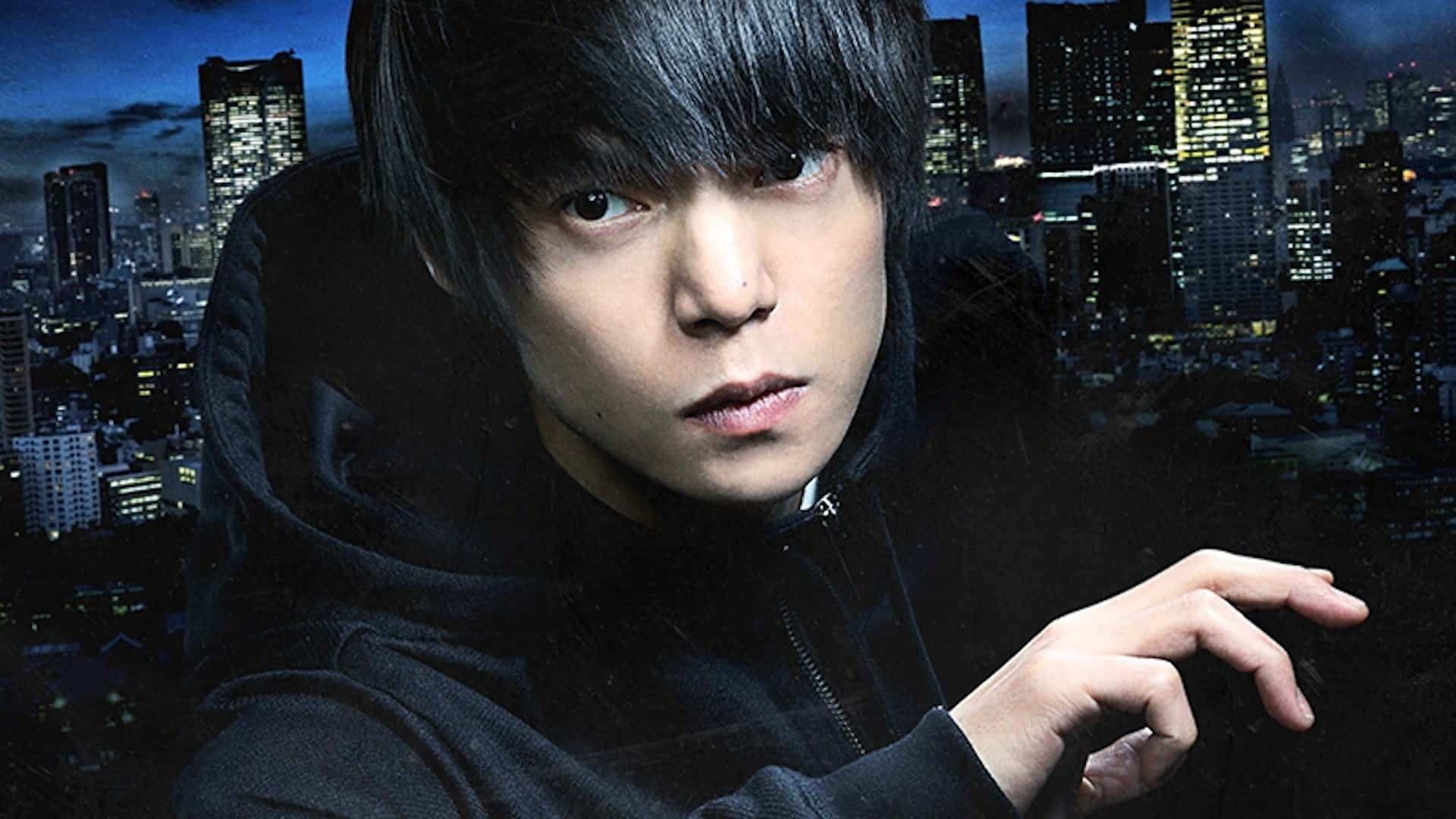 Tokyo Ghoul Movie 桌布 壁紙 — 一個穿著黑色連帽衫的年輕男子在夜晚發光的城市天際線背景下強烈凝視。