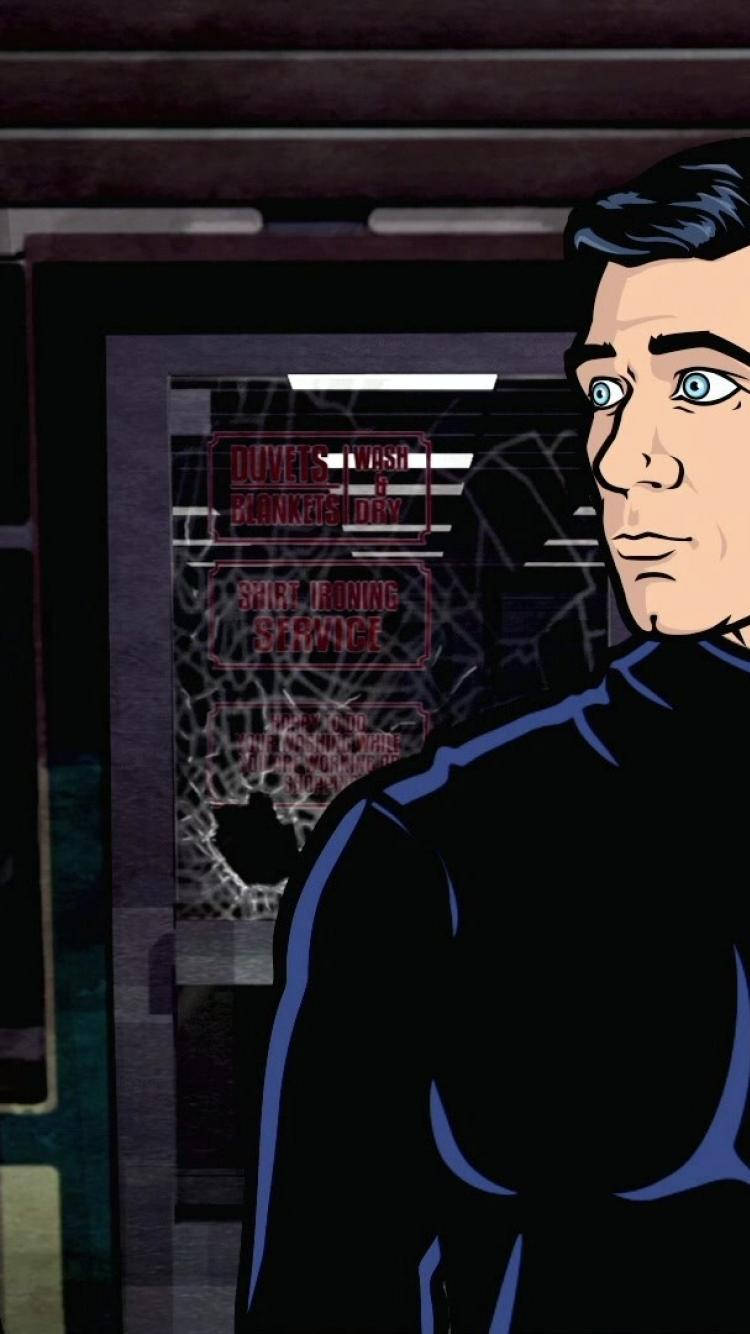 archer 桌布 壁紙 — 一個穿著黑色高領毛衣的男人站在一道裂開的窗前，身後有紅色的洗衣服務招牌在發光。