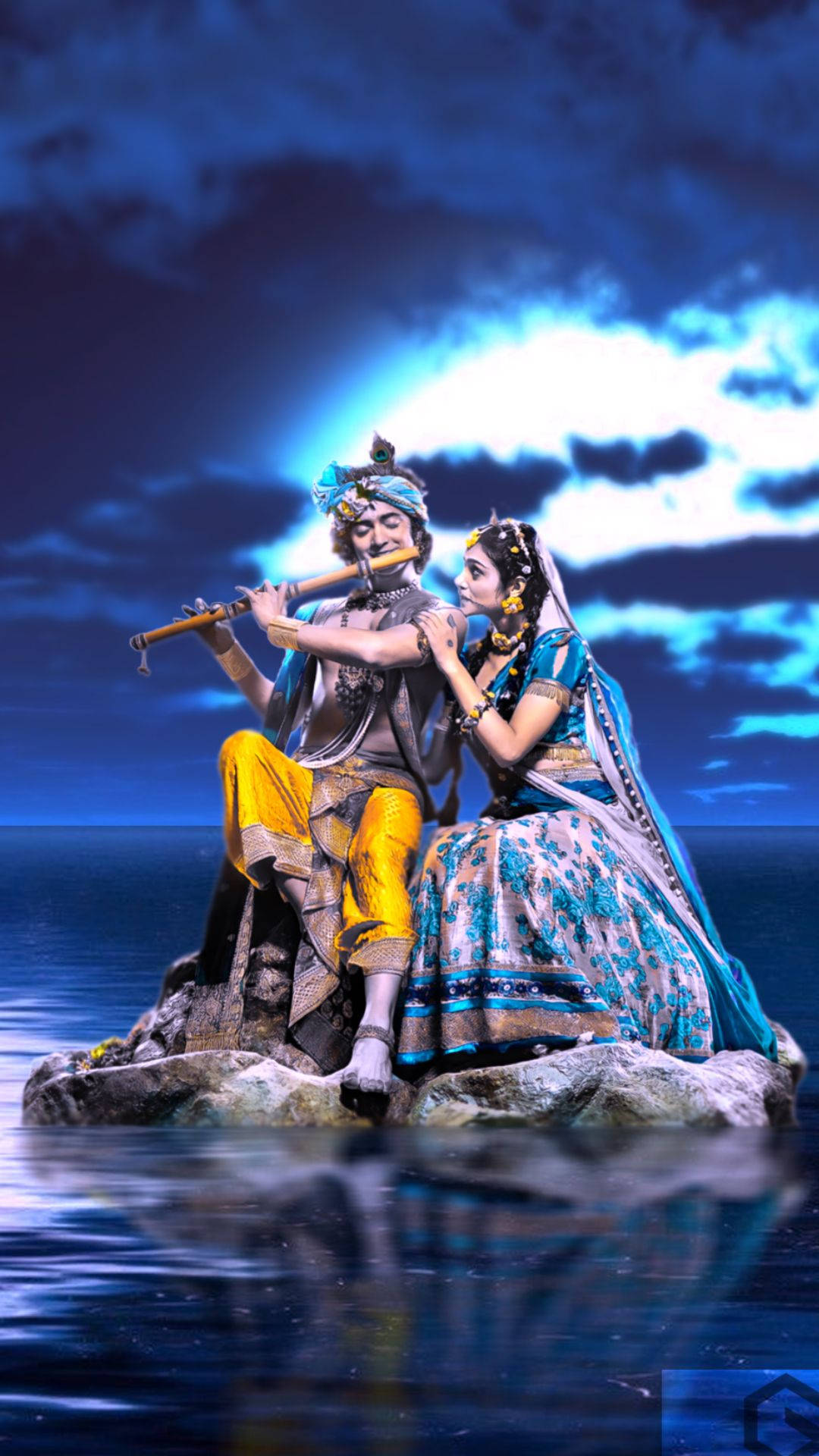radha krishna serial 桌布 壁紙 — 一個穿黃色褲子的男人在吹長笛，而一個穿藍色紗麗的女人在月光下的海水岩石上靠近倚靠。