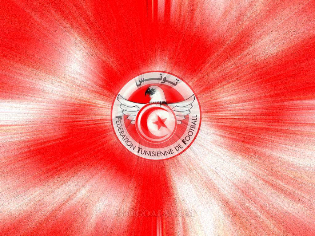 Tunisia 桌布 壁紙 — 一個突尼斯足球協會標誌，居中在充滿活力的紅色放射狀爆發中，帶有白色條紋。