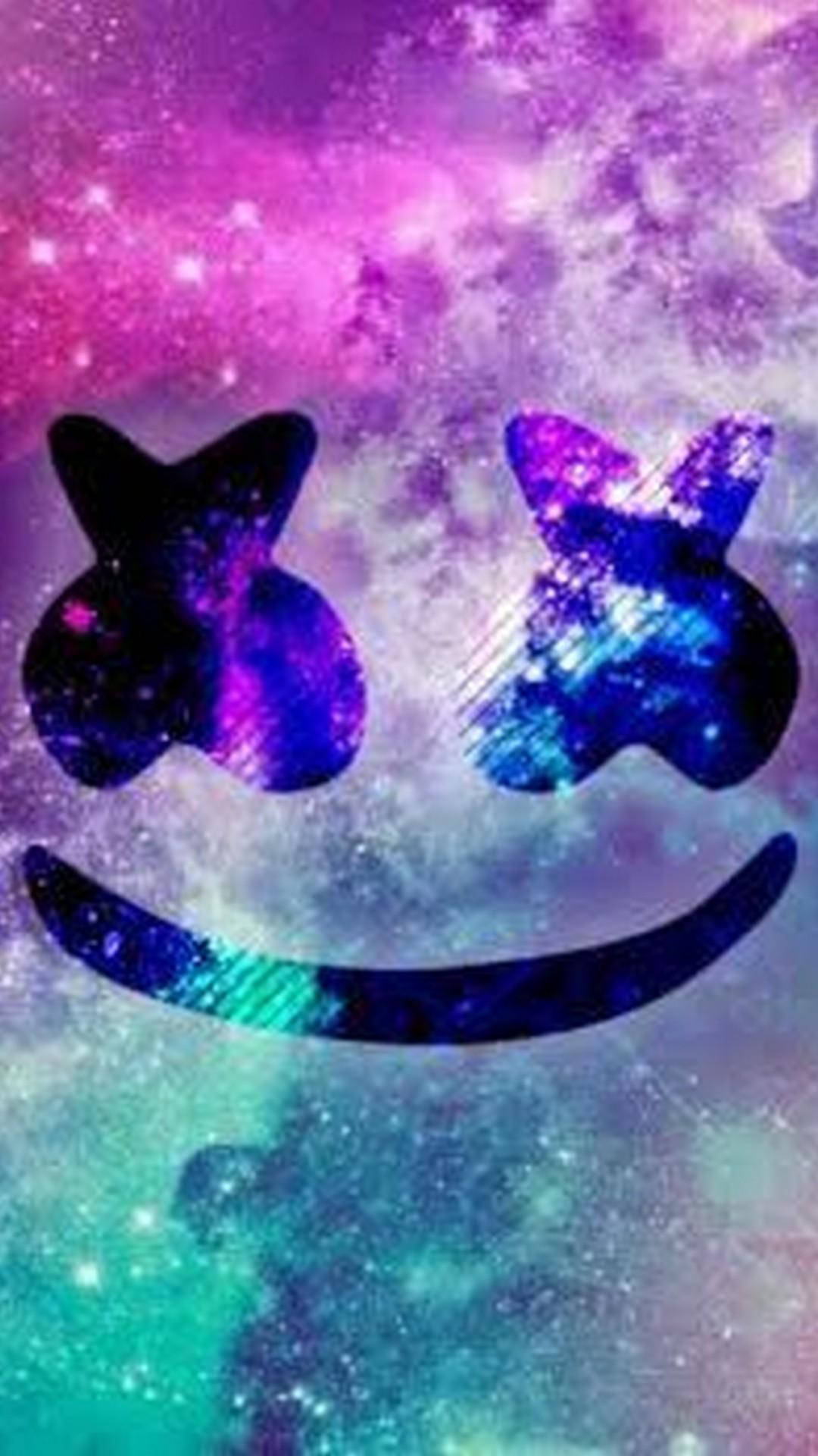 marshmello iPhone 桌布 壁紙 — 一個笑臉，擁有星際銀河眼睛和嘴巴，背景是充滿活力的宇宙背景，包含紫色、青綠色和粉紅色的星雲。