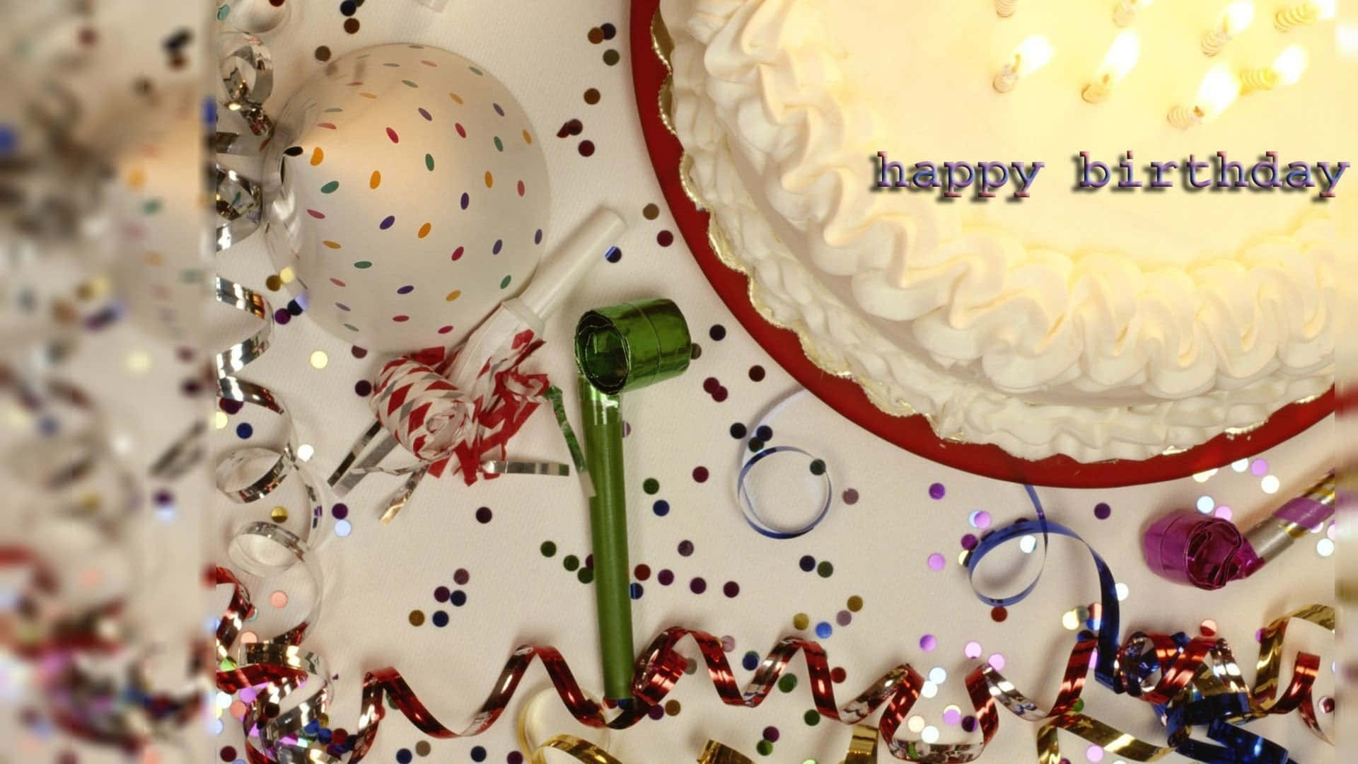 Birthday Wishes 桌布 壁紙 — 一個節慶生日蛋糕，上面有燃燒的蠟燭，周圍環繞著彩色紙屑飄帶和派對噪音製造器，放在白色表面上。