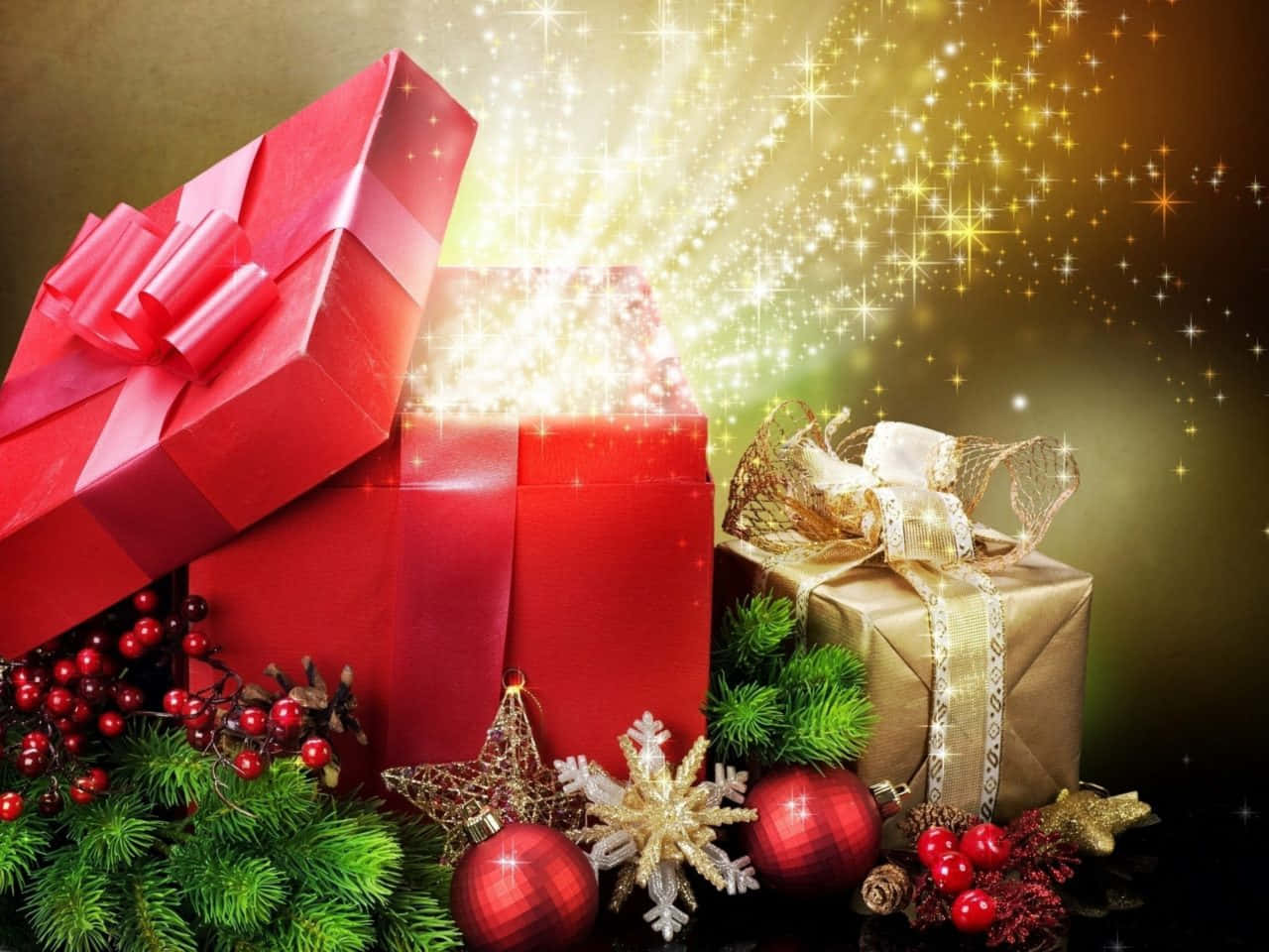 Christmas Decor 桌布 壁紙 — 一個節日佈置，紅色和金色的禮物盒迸發出閃爍的光芒，周圍環繞著松樹枝和裝飾品。