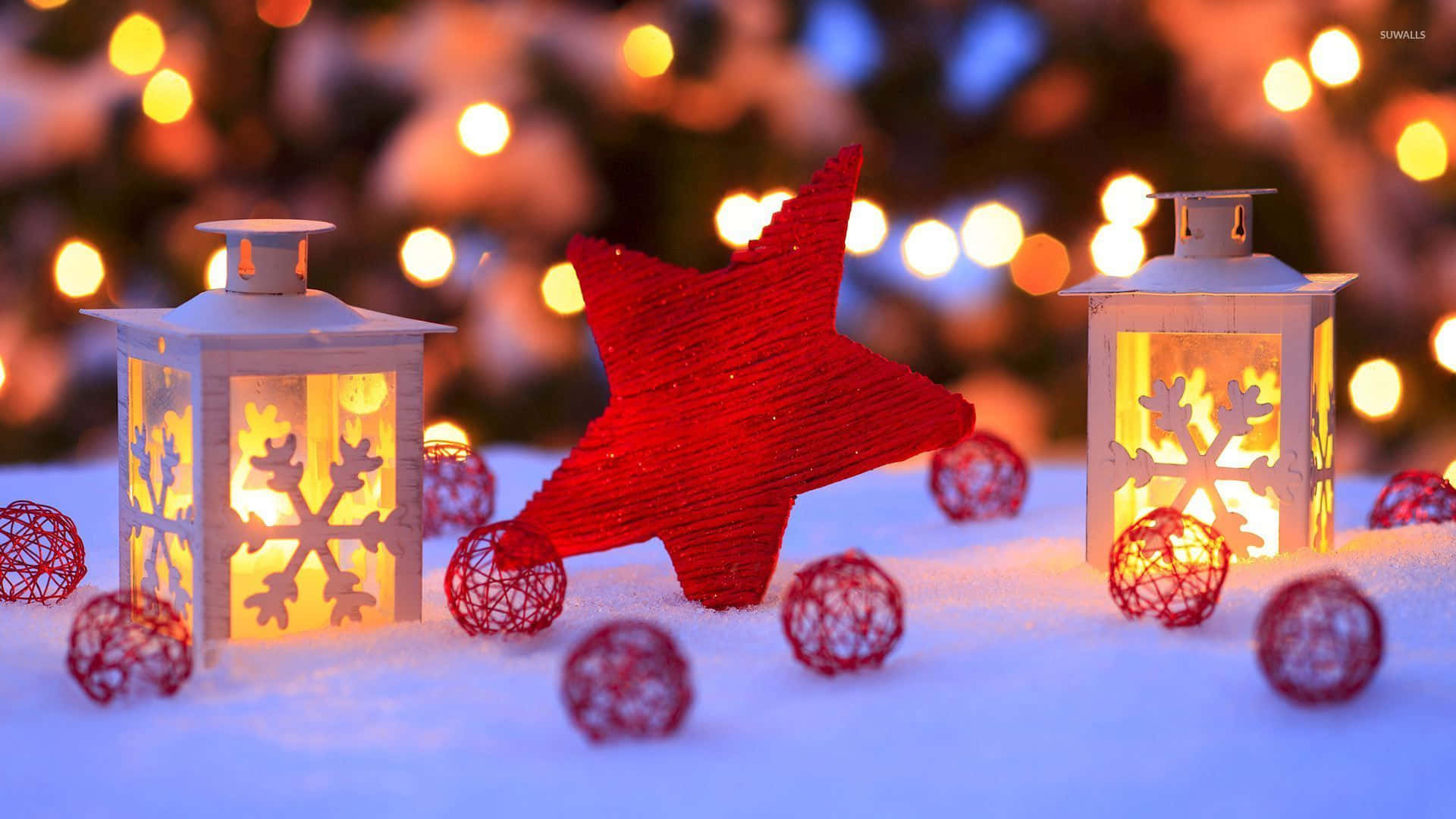 Christmas Star 桌布 壁紙 — 一個節日冬季場景，在溫暖的散景燈光下，雪地上有發光的燈籠、雪花和一顆紅星。