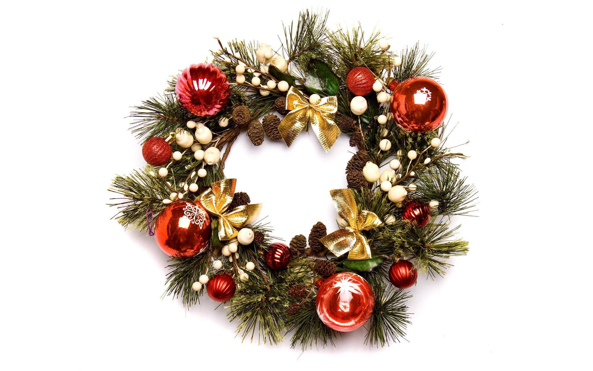 Wreath 桌布 壁紙 — 一個節日圓形聖誕花環，飾有紅色裝飾品、金色蝴蝶結、松果和白色漿果，背景為純白色。
