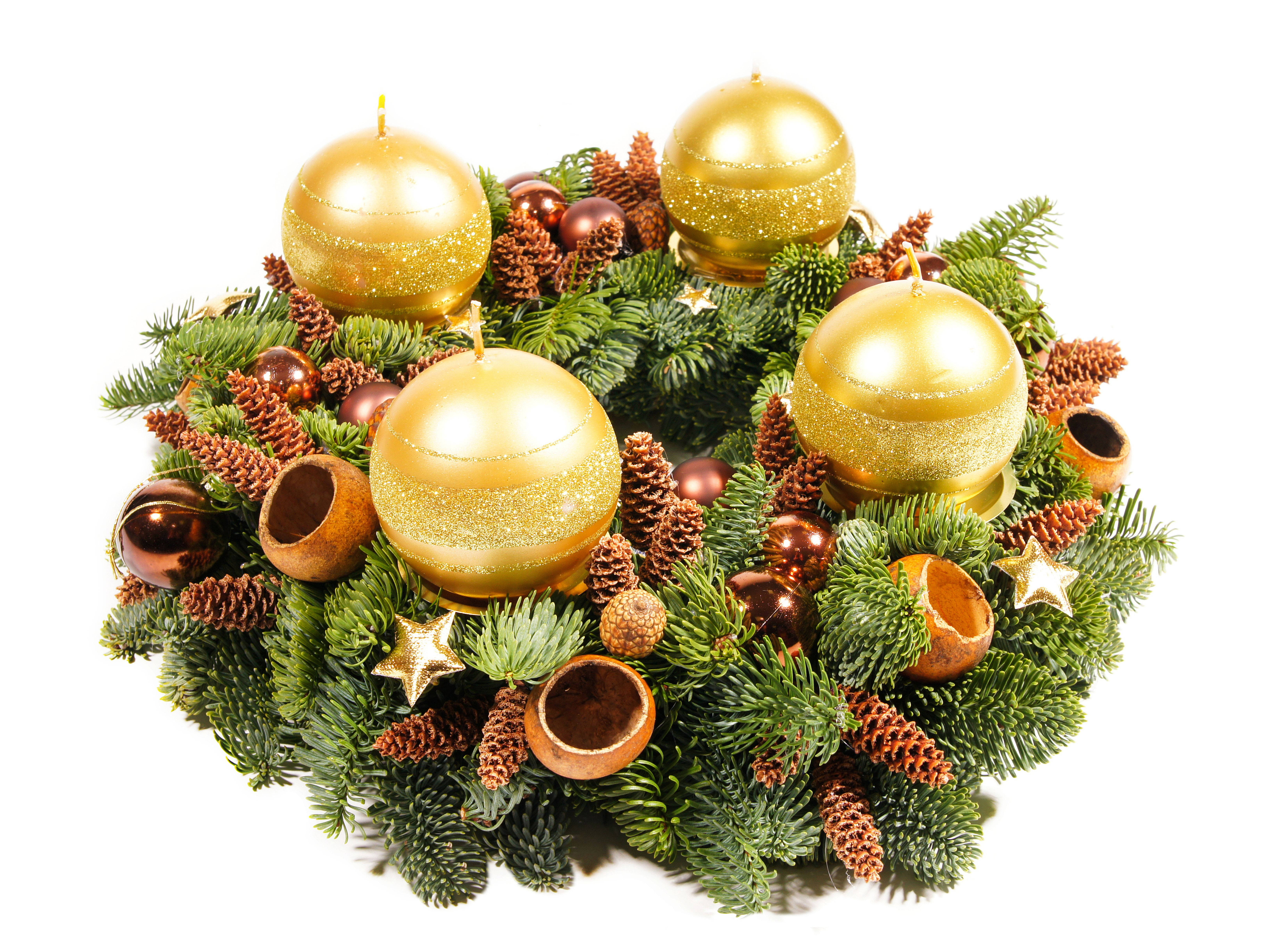 Wreath 桌布 壁紙 — 一個節日圓形花環，飾有綠色松針、金色閃粉、蠟燭、松果和銅色裝飾品，背景為白色。