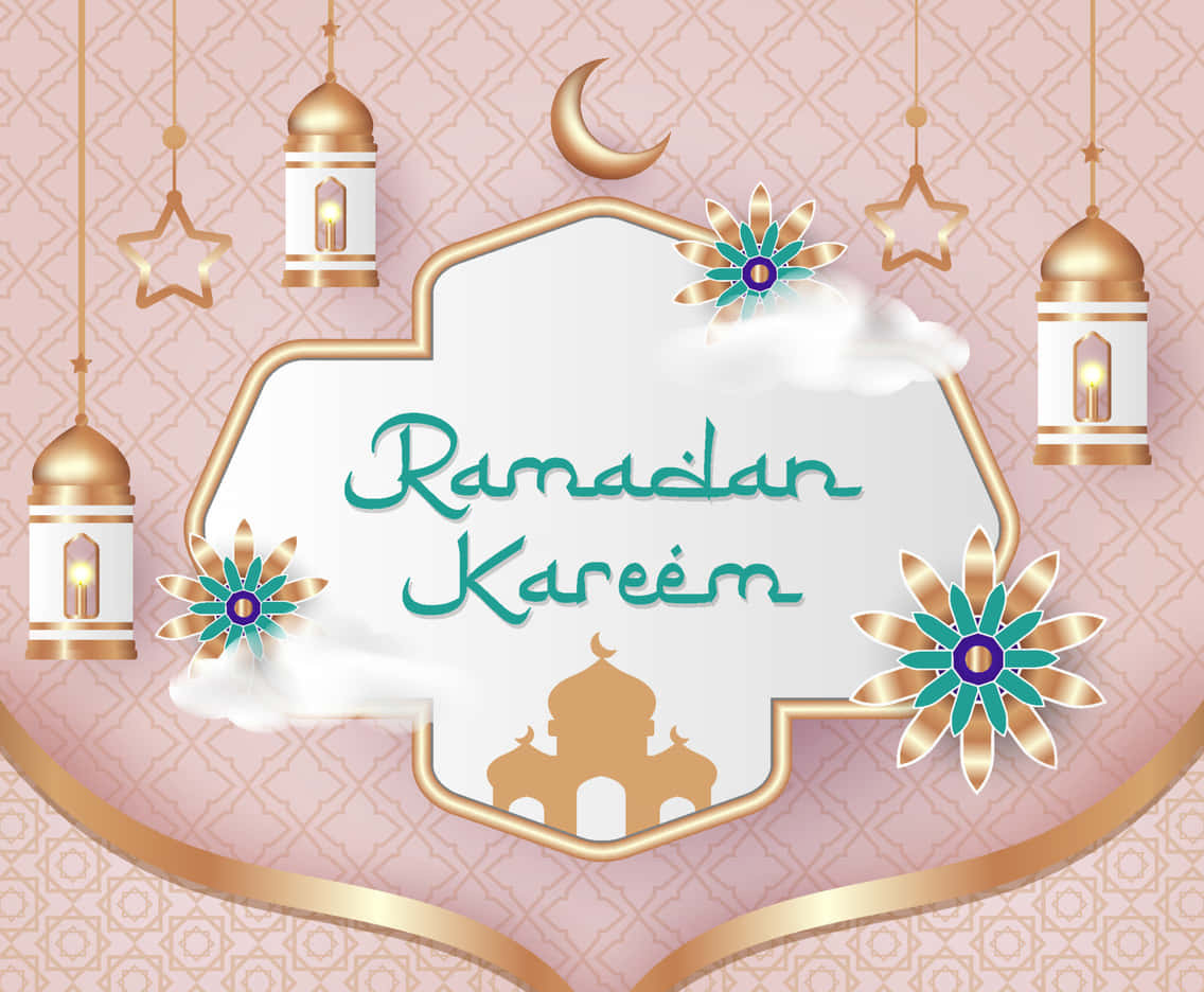 Ramadan 桌布 壁紙 — 一個節日性的齋月卡里姆問候，帶有金色燈籠、星星和花卉圖案，背景為圖案粉紅色。