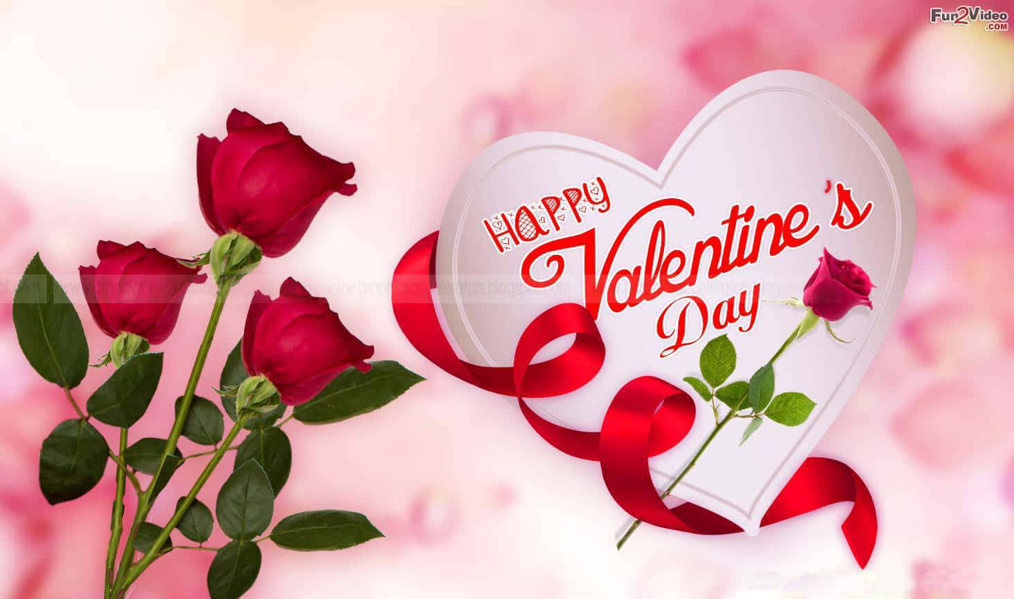 Happy Valentines Day 桌布 壁紙 — 一個節日情人節祝福，以紅玫瑰和心形卡片為特色，卡片上飾有飄逸的絲帶，背景是柔和的粉紅色。