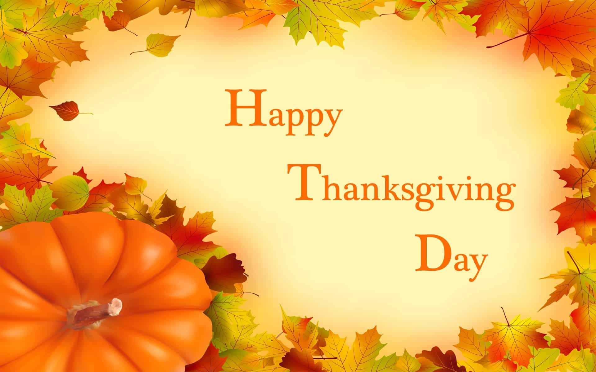 Beautiful Thanksgiving 桌布 壁紙 — 一個節日感恩節問候，以鮮豔的秋葉和一個大橙色南瓜為框，背景是溫暖的金色。