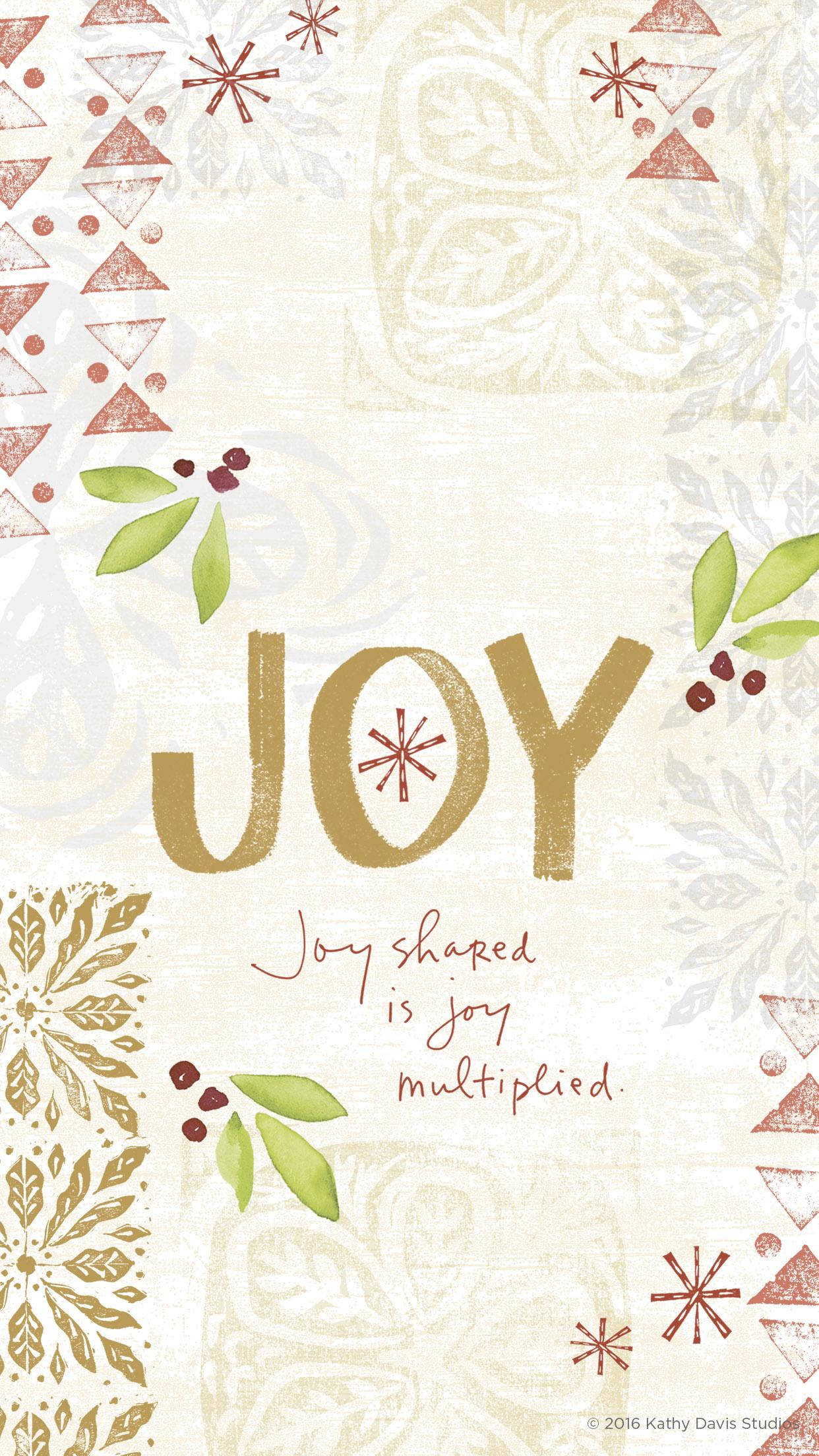 喜悅 桌布 壁紙 — 一個節日插圖，金色字母拼出JOY，周圍環繞著綠色冬青漿果和紅色幾何雪花，背景為奶油色。
