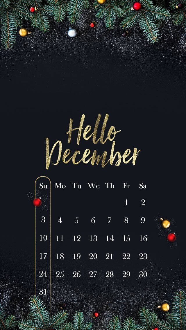 Calendar 桌布 壁紙 — 一個節日氣氛濃厚的十二月日曆，以金色字體和點綴著紅色與金色裝飾品的松樹枝條，置於深色閃爍背景上。