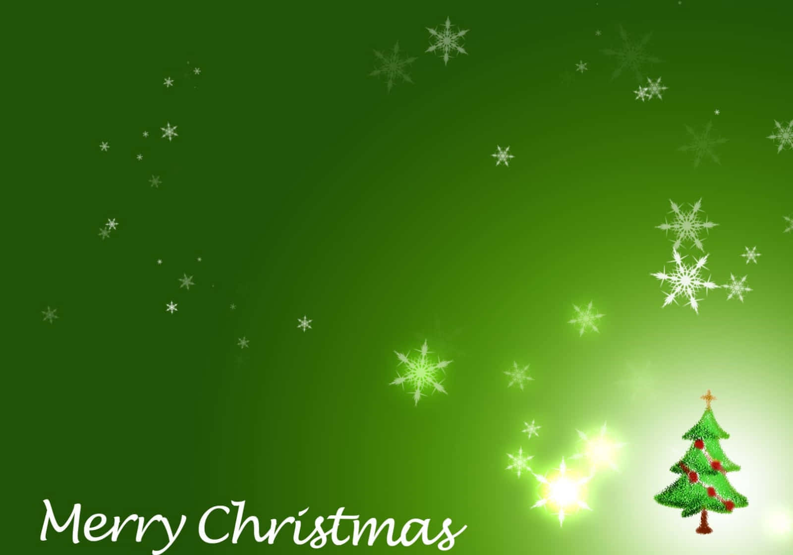 Christmas Invitation 桌布 壁紙 — 一個節日氣氛的綠色漸變背景，帶有發光的雪花和一棵裝飾好的小聖誕樹，並有「Merry Christmas」文字。