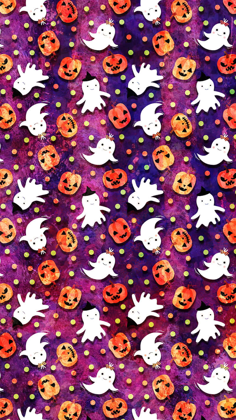Cute Pumpkin iPhone 桌布 壁紙 — 一個節日氣氛的萬聖節桌布，可愛的白色幽靈和橙色南瓜散佈在帶有彩色圓點的紋理紫色背景上。
