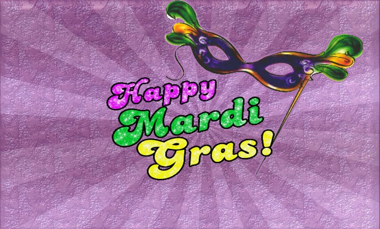 Mardi Gras 桌布 壁紙 — 一個節日狂歡節面具，帶有綠色、黃色和紫色的羽毛，漂浮在閃爍文字上方，背景為帶紋理的紫色。